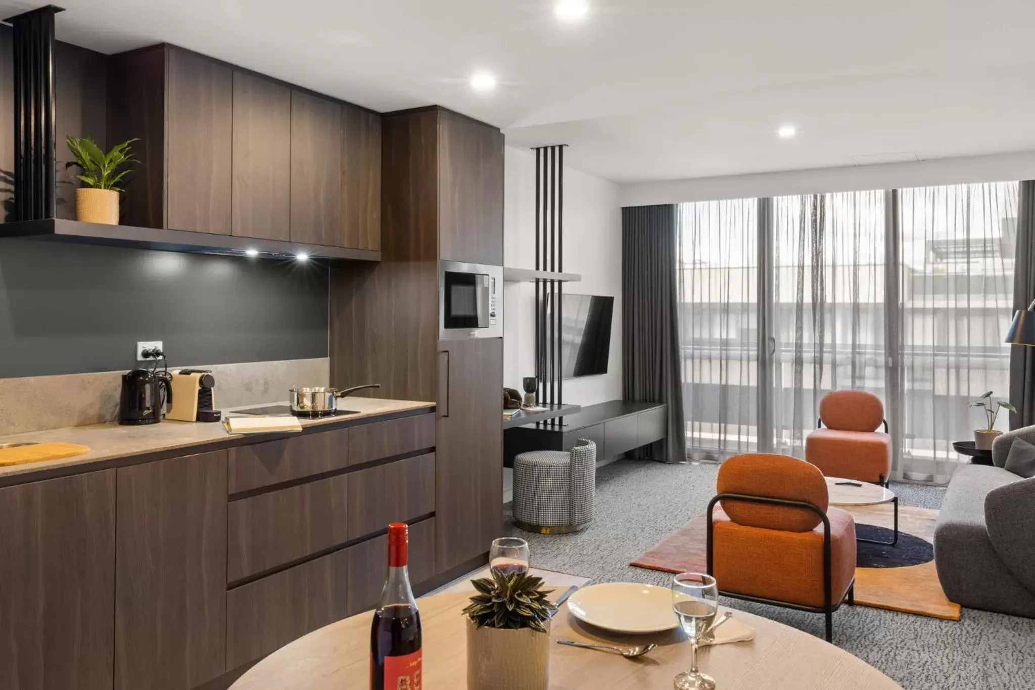 Living room, Kitchen/Kitchenette in The Sebel Canberra Campbell