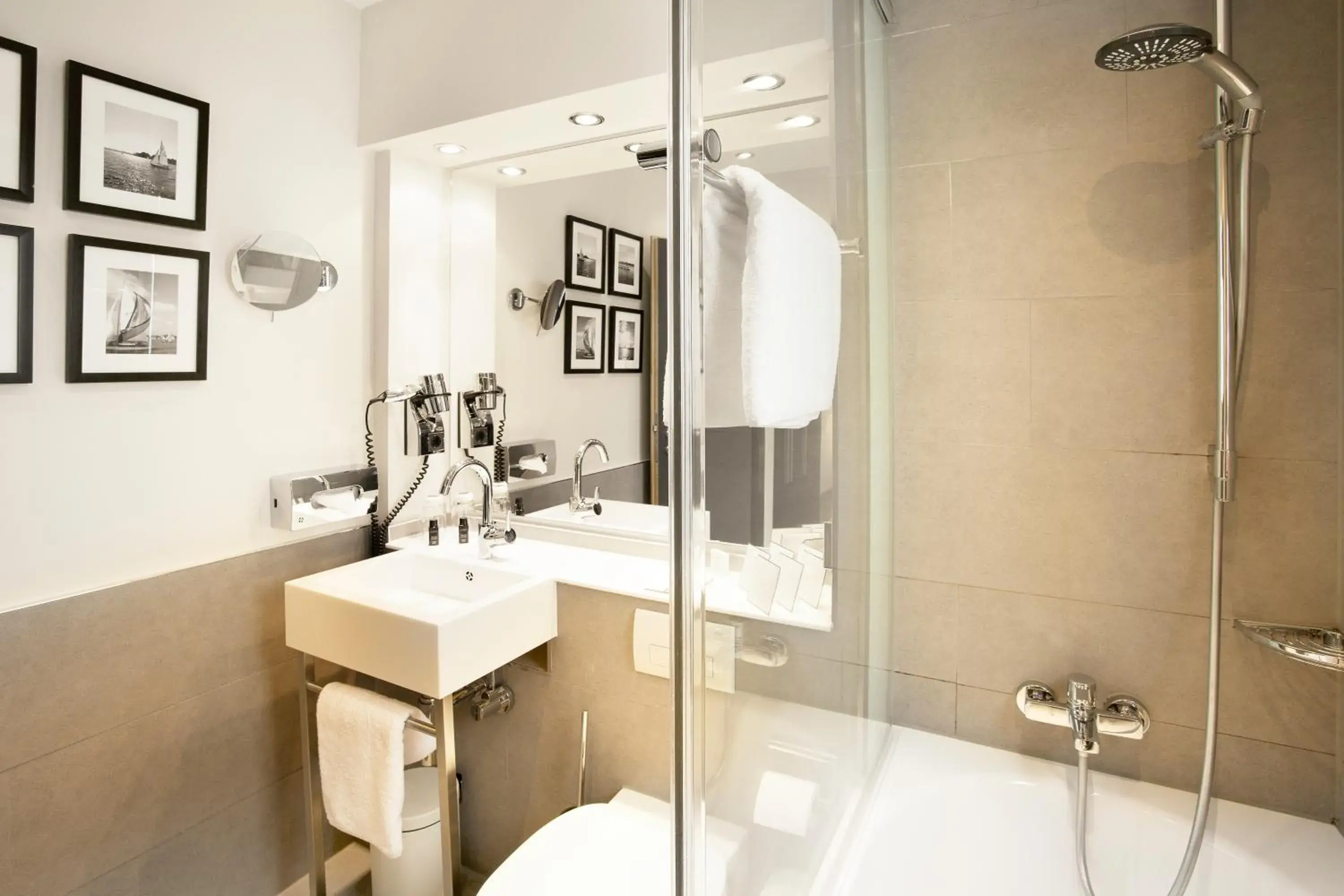 Bathroom in Hotel Hamburger Hof