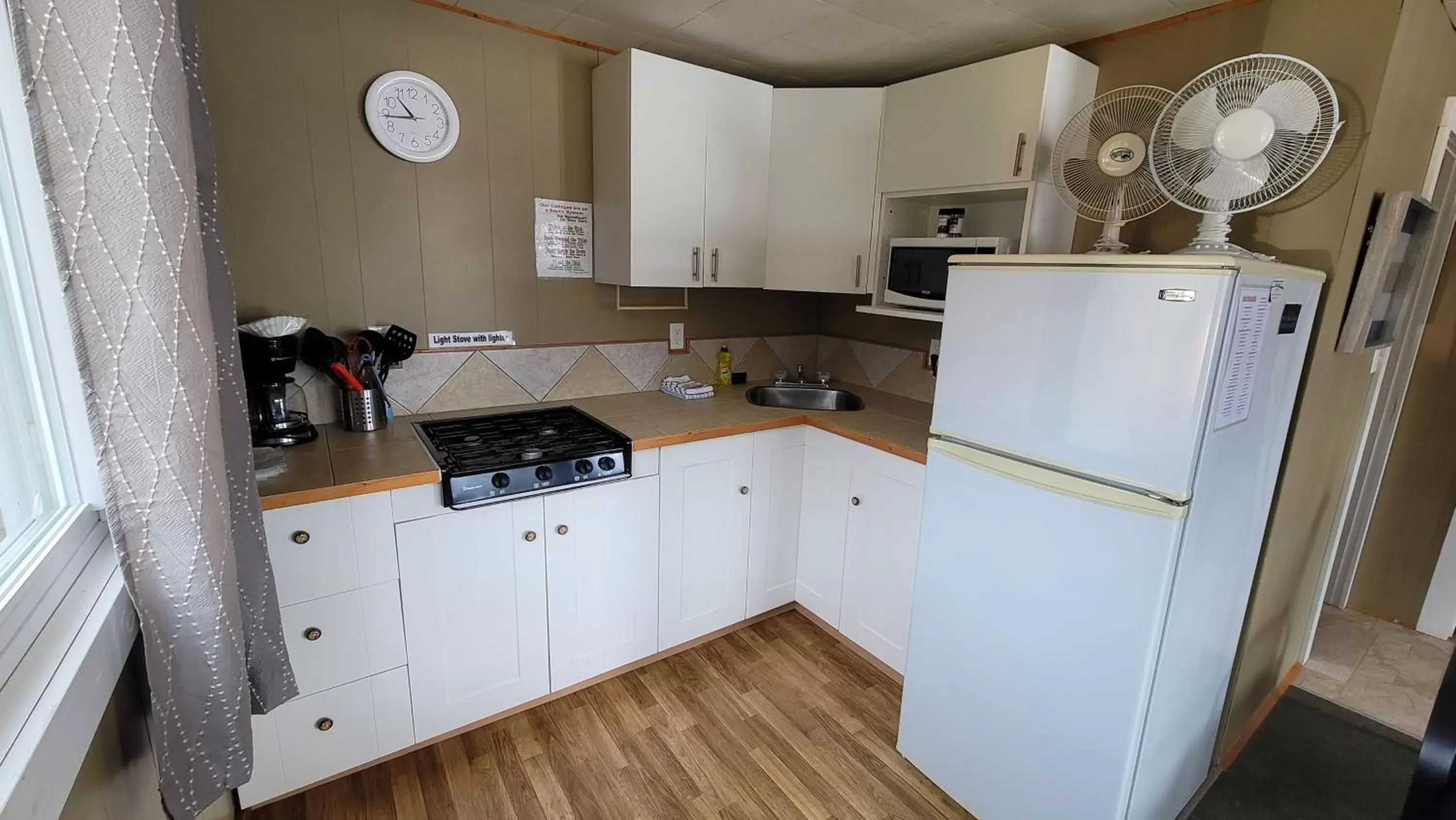 Kitchen/Kitchenette in Parkway Cottage Resort and Trading Post