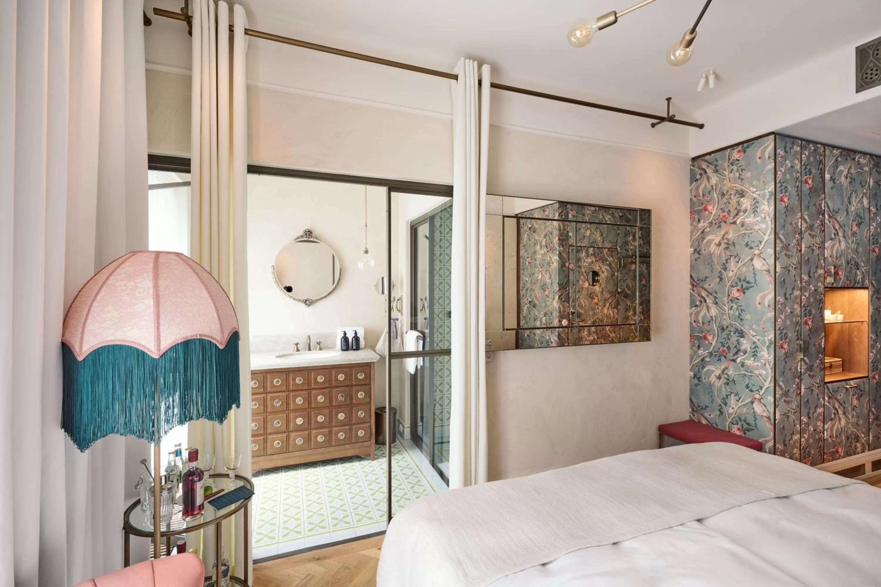 Bathroom, Bed in Hotel MOTTO