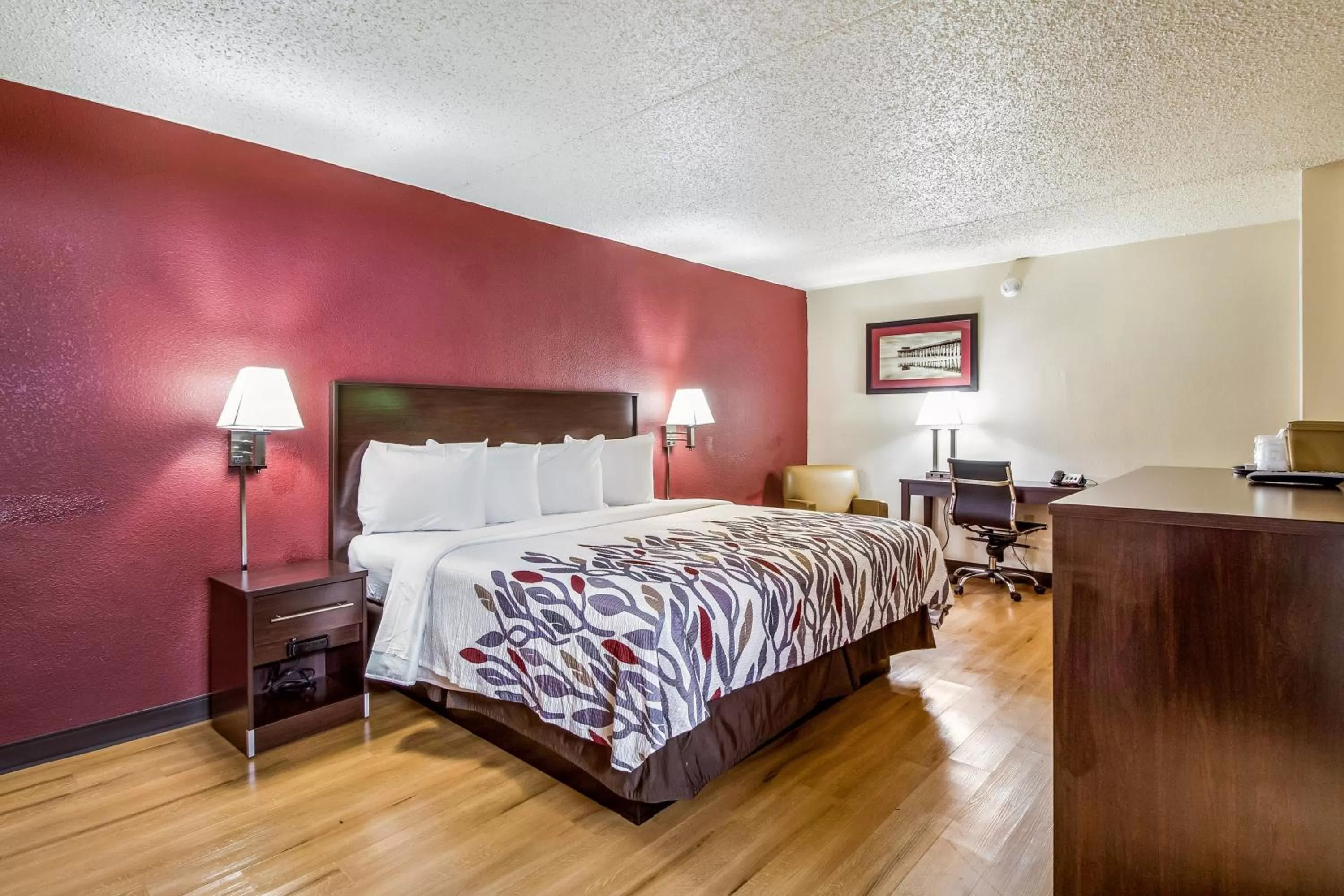 Deluxe King Room with Roll-In Shower - Non-Smoking/Disability Access in Red Roof Inn Houston East I-10