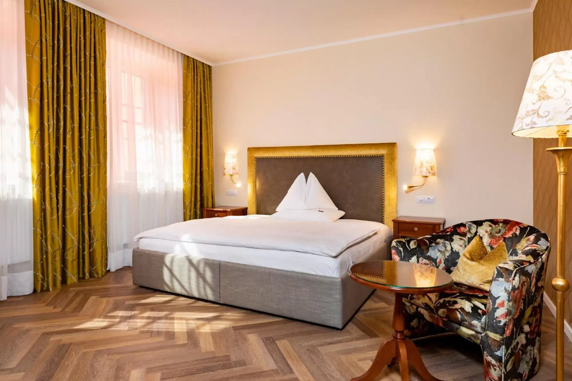 Photo of the whole room, Bed in Parkhotel Graz - Traditional Luxury