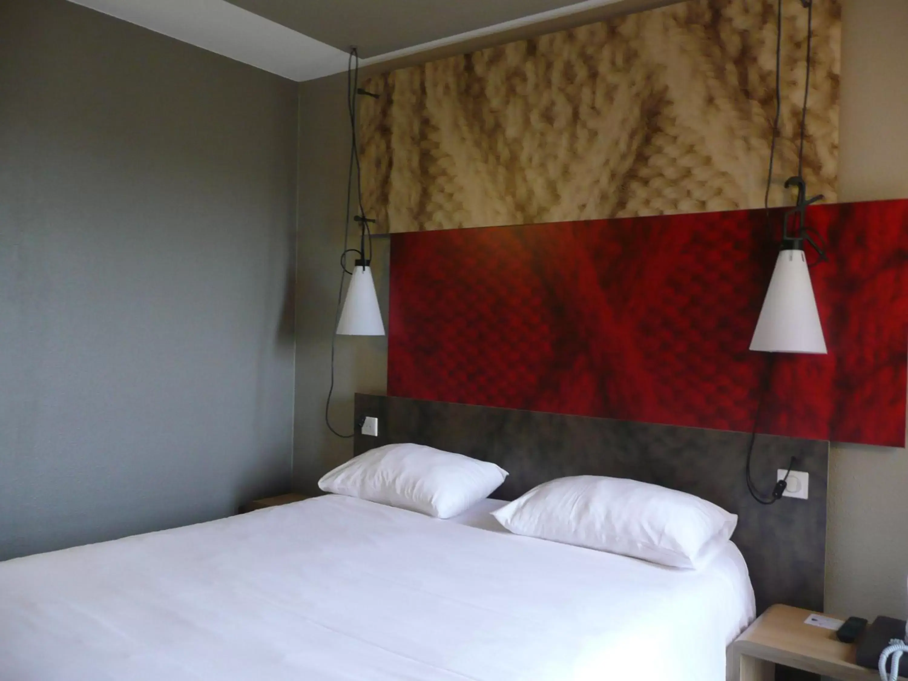 Photo of the whole room, Bed in ibis Saint Brieuc Yffiniac
