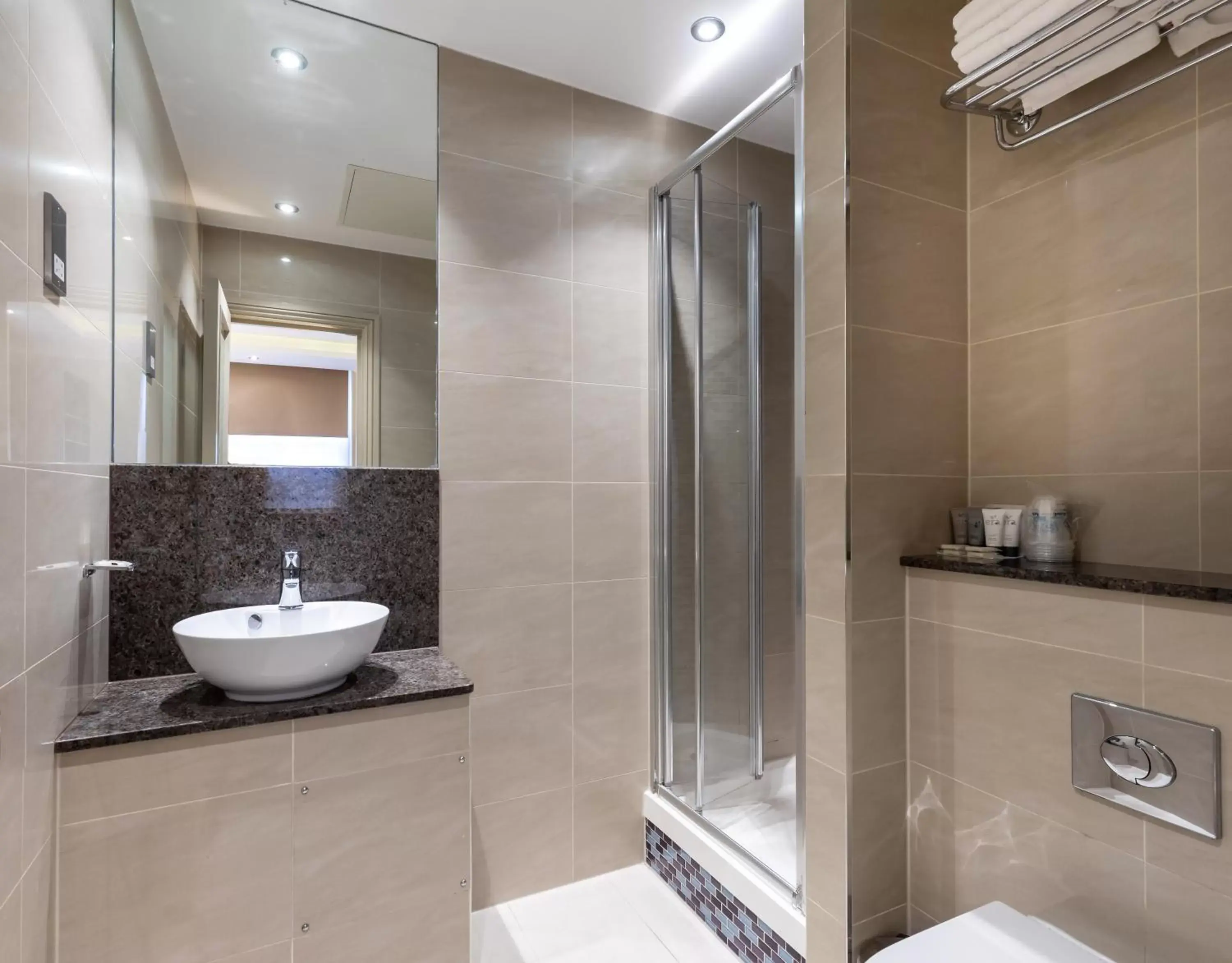 Bathroom in Sidney Hotel London-Victoria