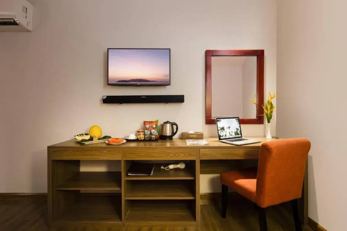 TV and multimedia, TV/Entertainment Center in Maple Leaf Hotel & Apartment