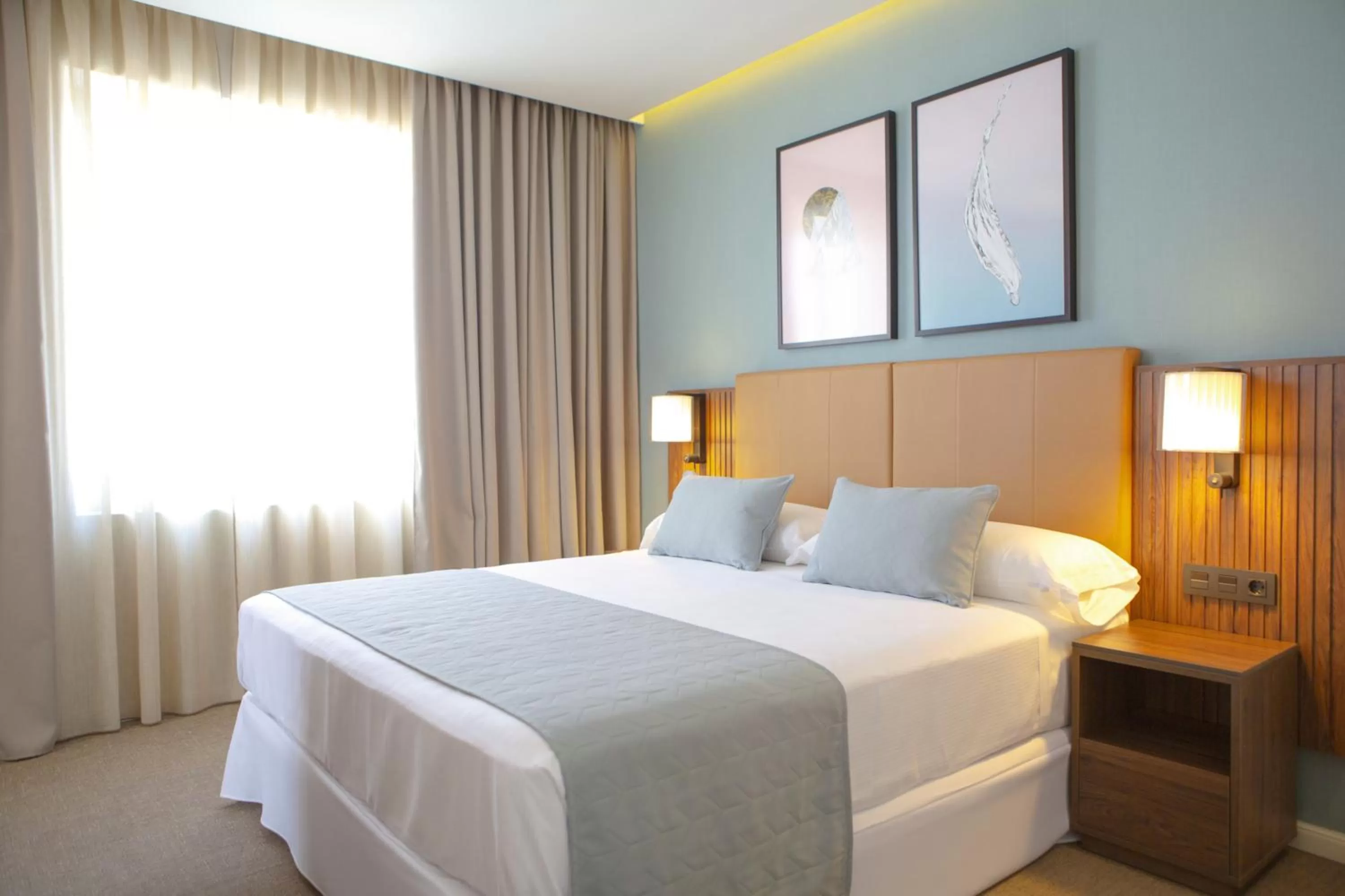 Photo of the whole room, Bed in Riu Plaza España