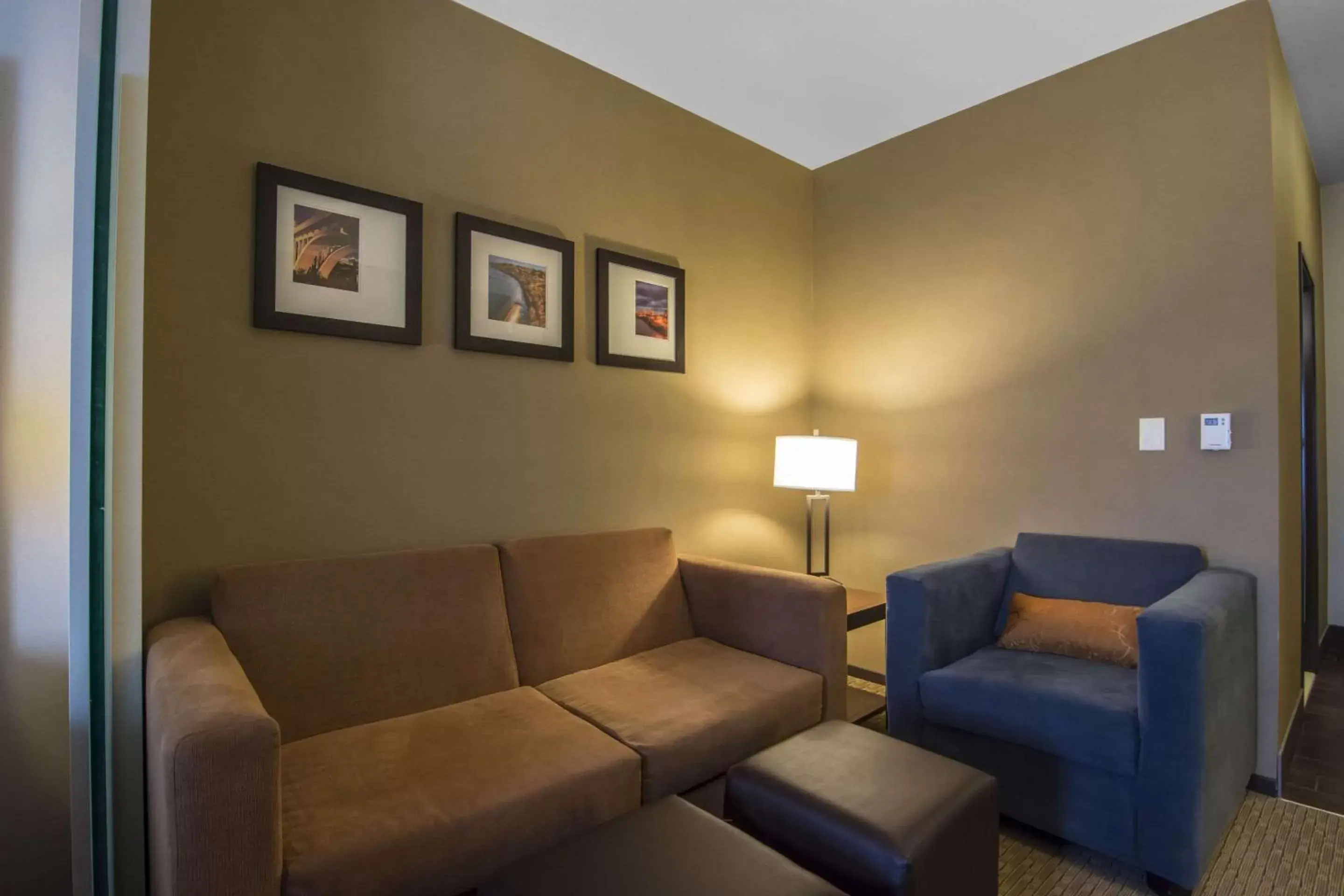 Photo of the whole room, Seating Area in Comfort Suites Saskatoon