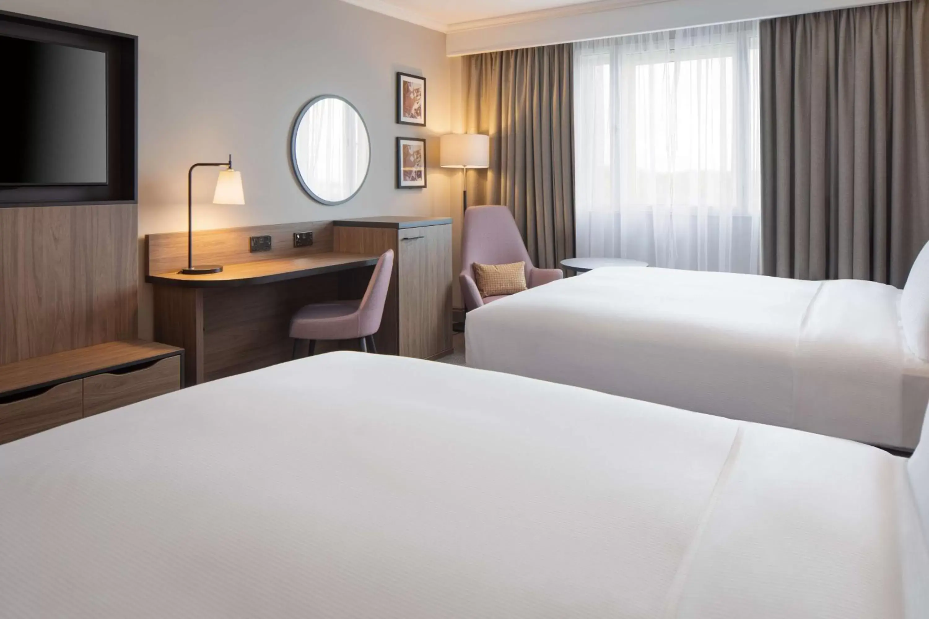 Bedroom, Bed in DoubleTree by Hilton Dartford Bridge