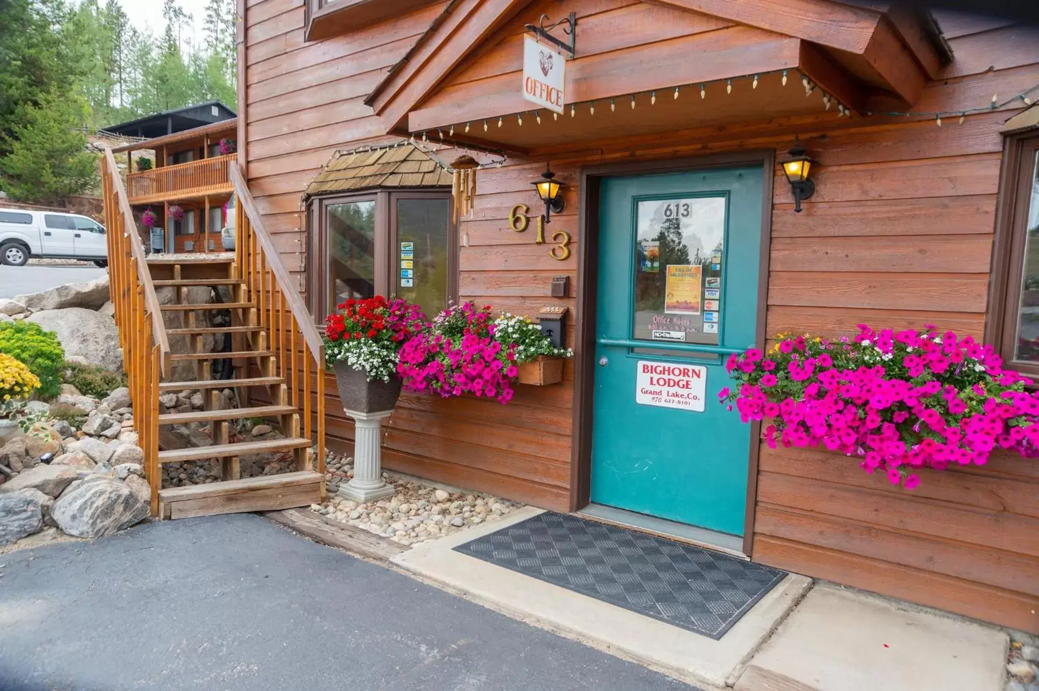 Facade/entrance in Big Horn Lodge