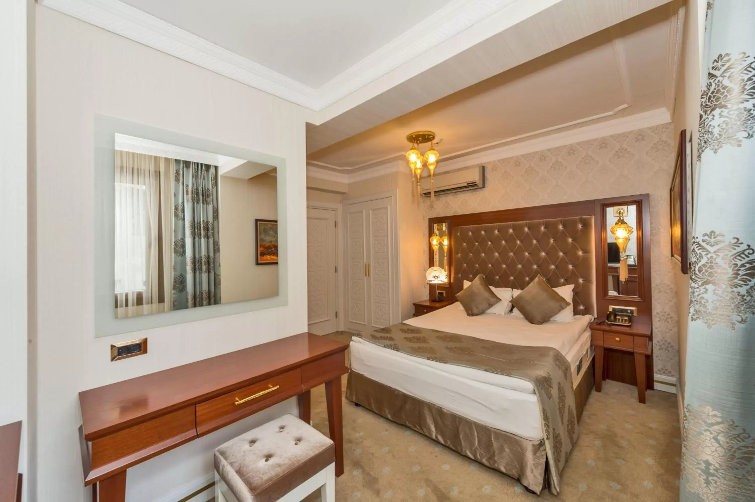Shower, Bed in The Empress Theodora Hotel