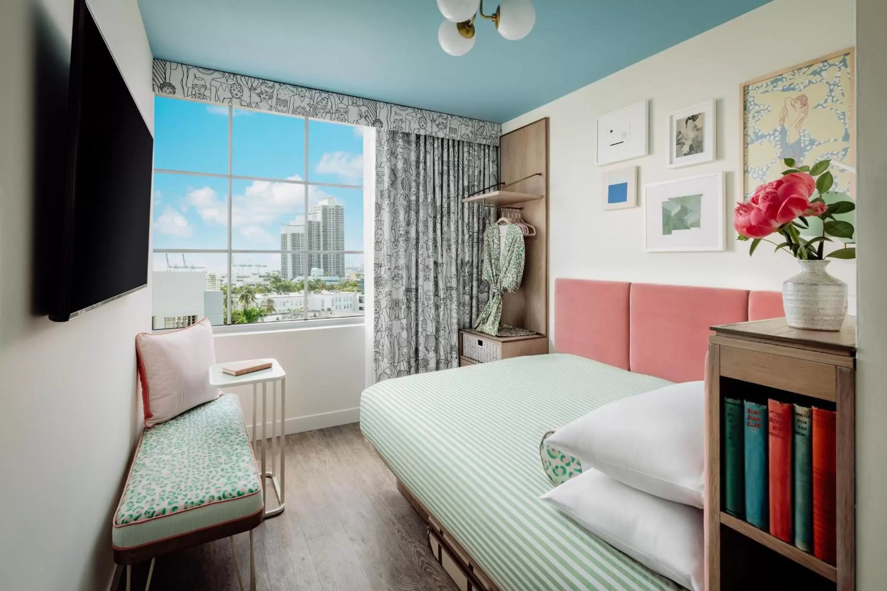 Standard Queen Room with City View in The Goodtime Hotel