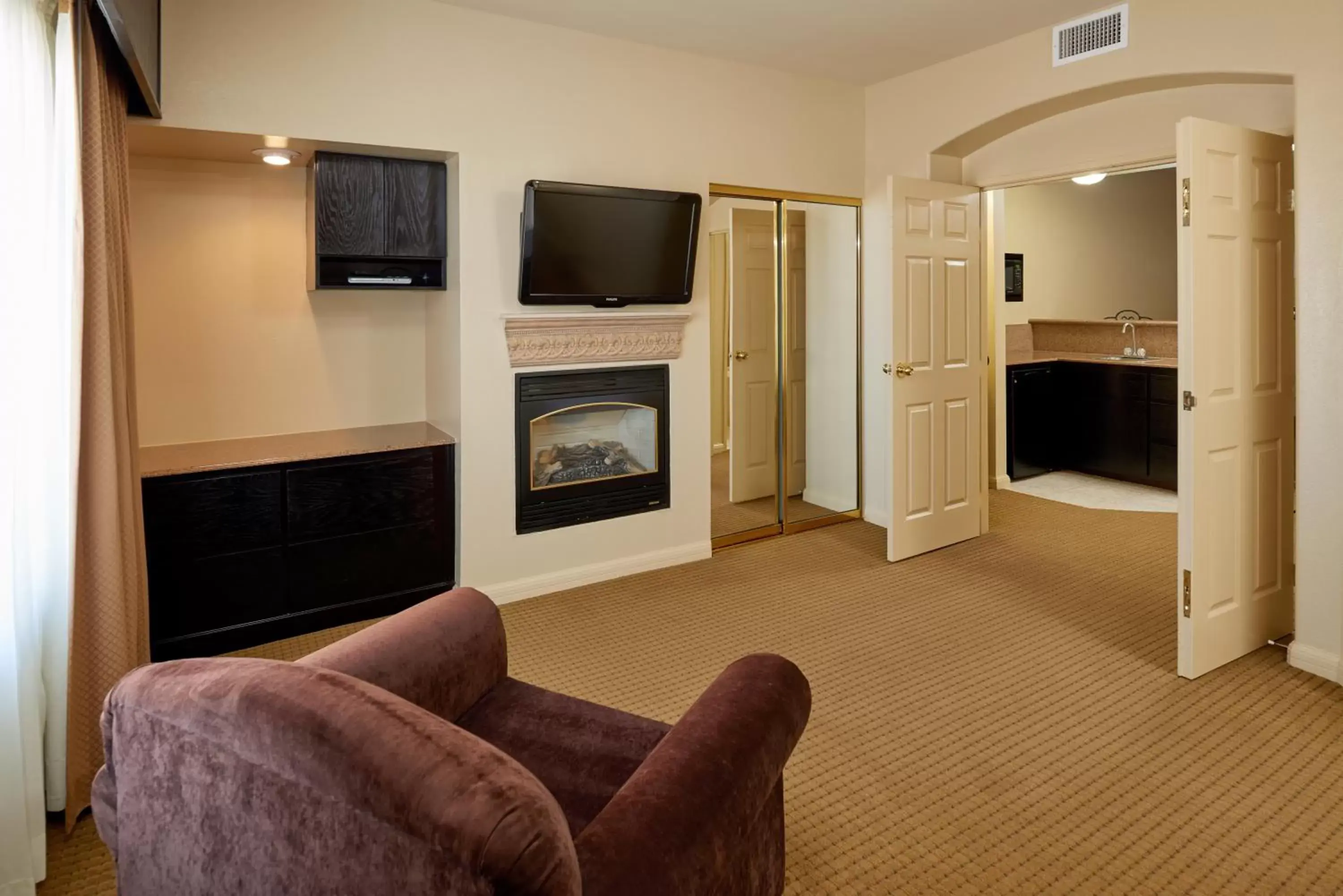 Seating area, TV/Entertainment Center in Radisson Hotel El Paso Airport