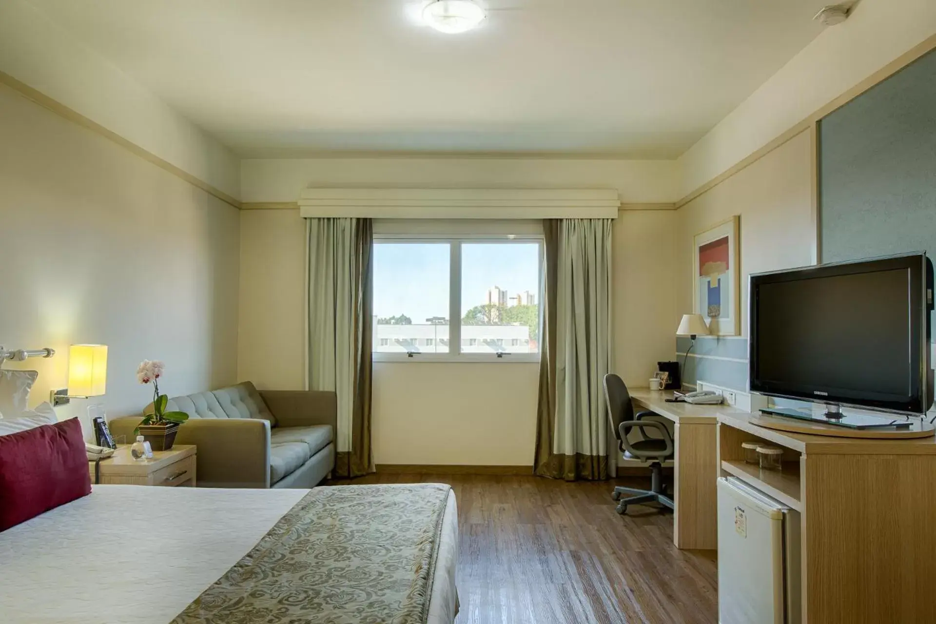 Bedroom, TV/Entertainment Center in Comfort Suites Londrina