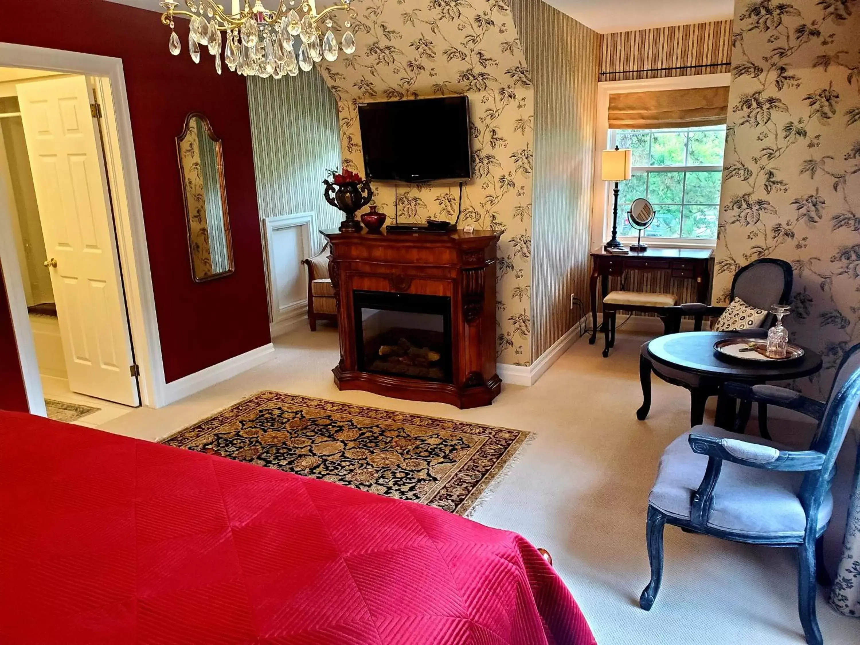 Bedroom, TV/Entertainment Center in Darlington House Bed and Breakfast