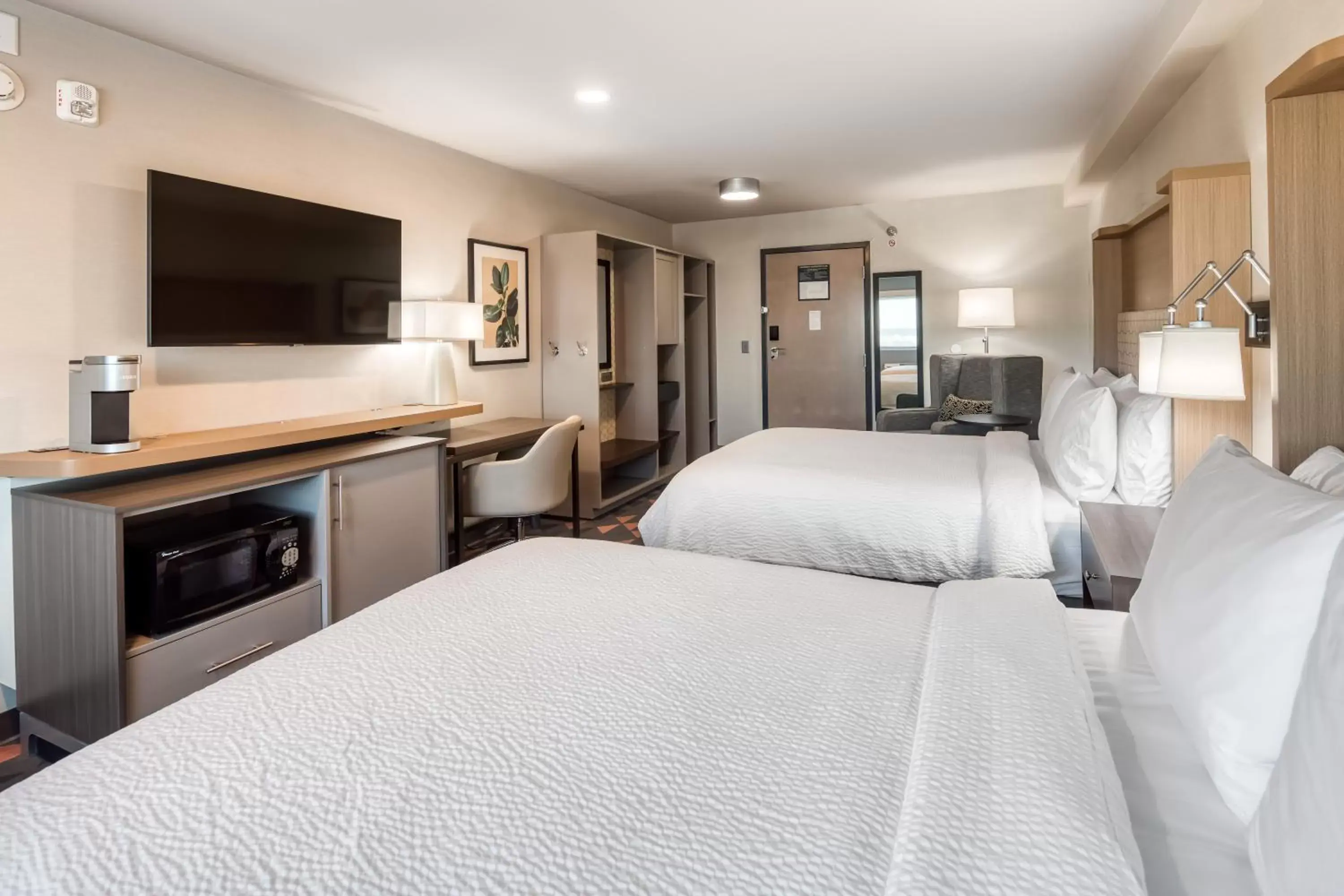 Queen Room with Two Queen Beds - Hearing Accessible/Non-Smoking in Holiday Inn - Kansas City - Downtown, an IHG Hotel Queen Room with Two Queen Beds - Hearing Accessible/Non-Smoking in Holiday Inn - Kansas City - Downtown, an IHG Hotel