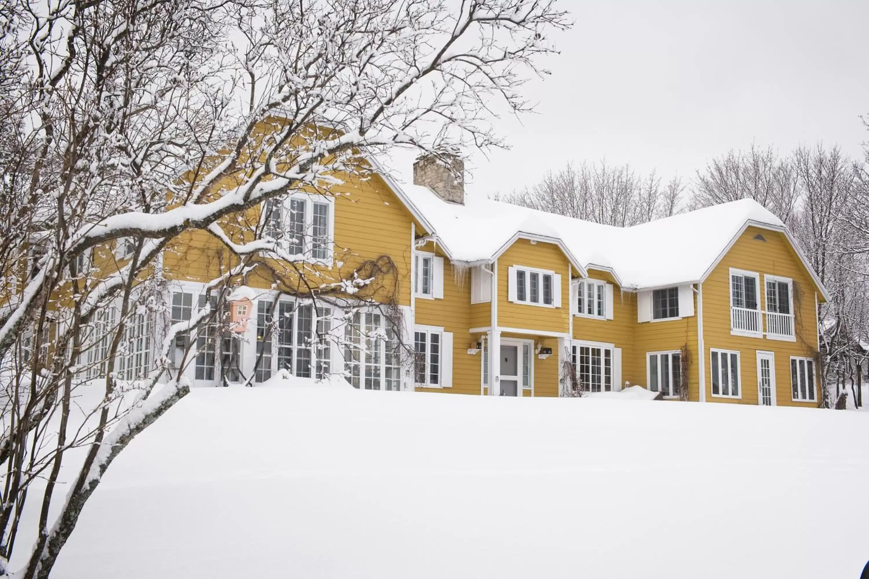 Property building, Winter in Auberge sur la Côte