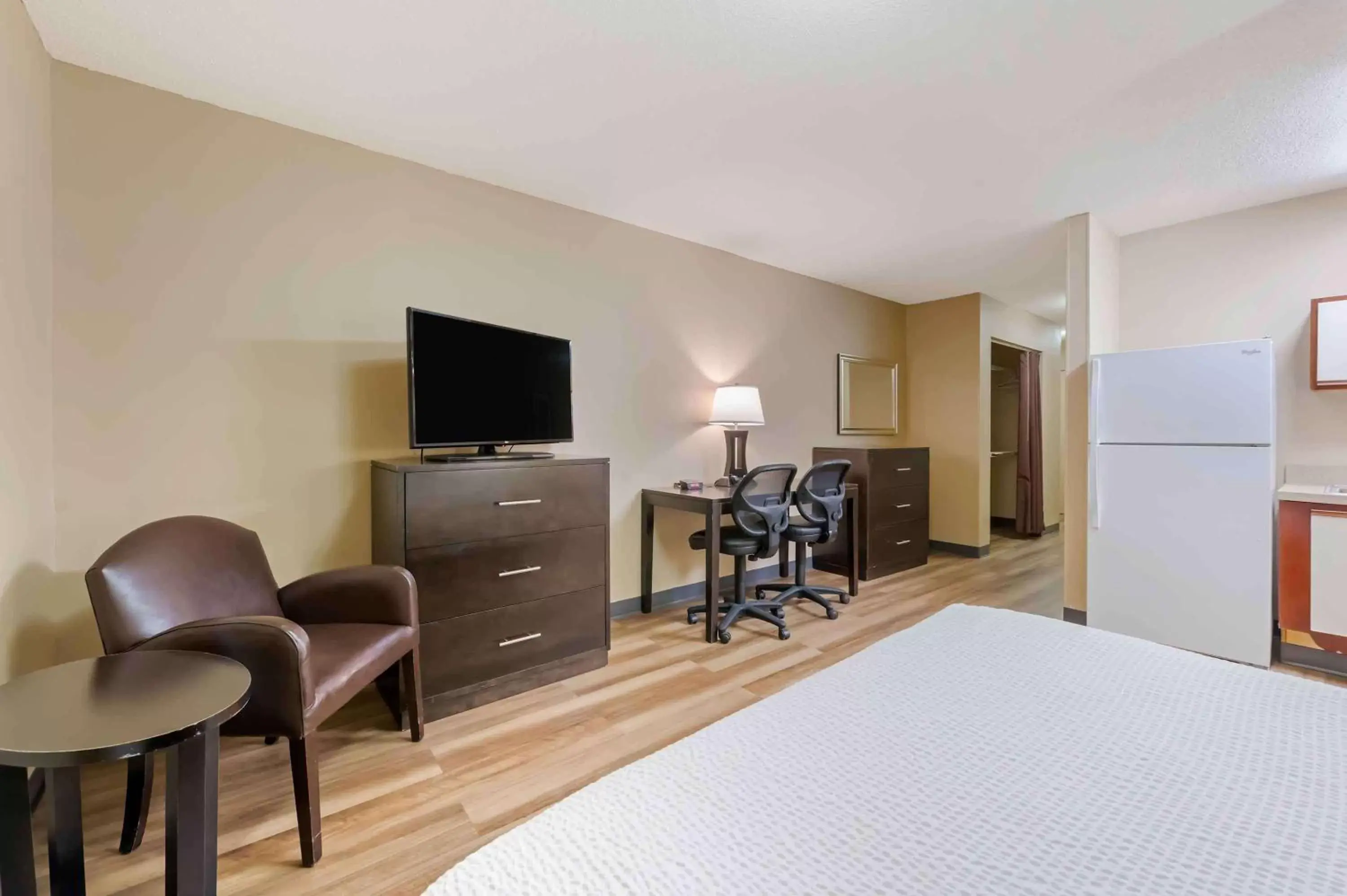 Bedroom, TV/Entertainment Center in Extended Stay America Suites - Dayton - Fairborn