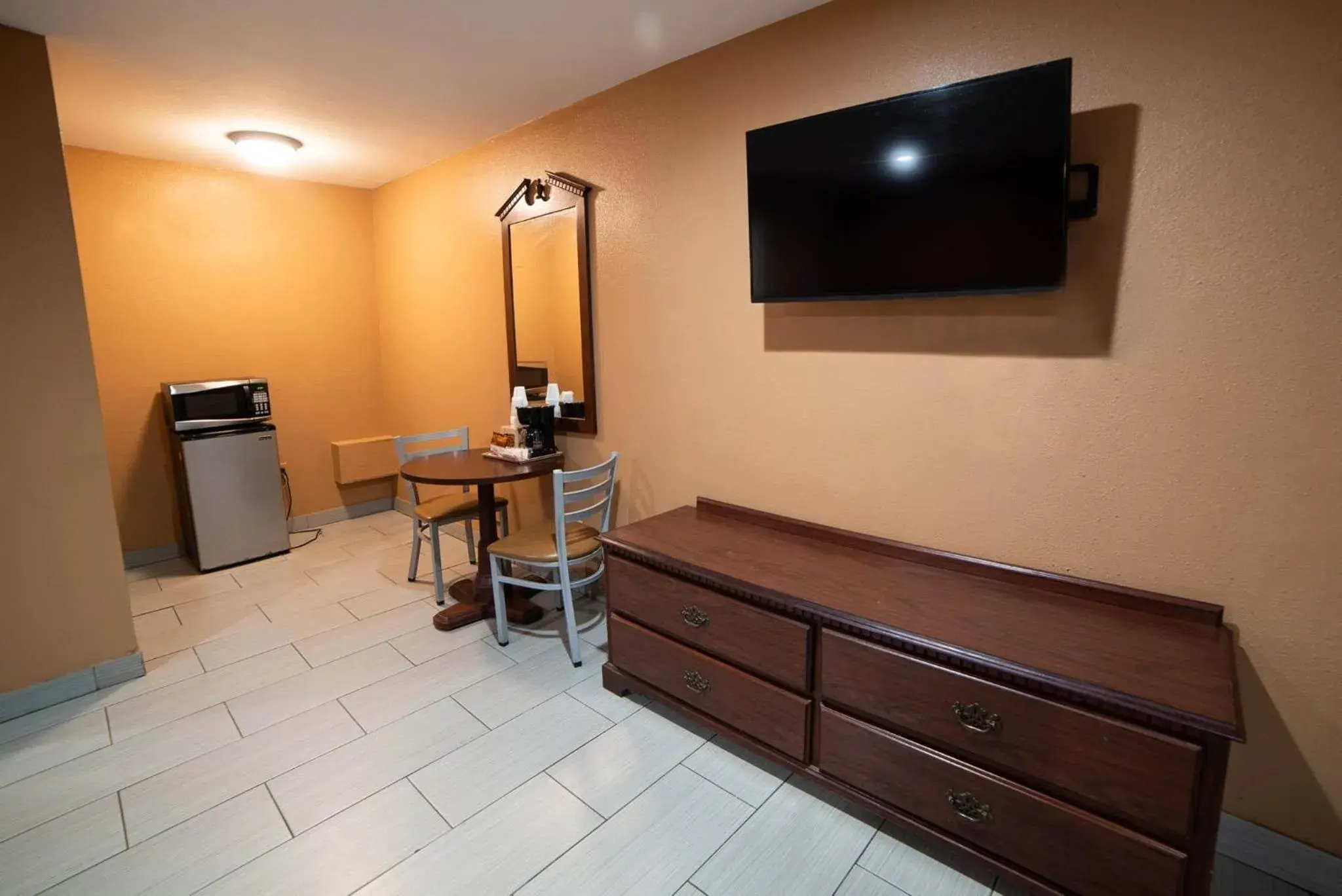 TV and multimedia, TV/Entertainment Center in Americas Best Value Inn and Suites Siloam Springs