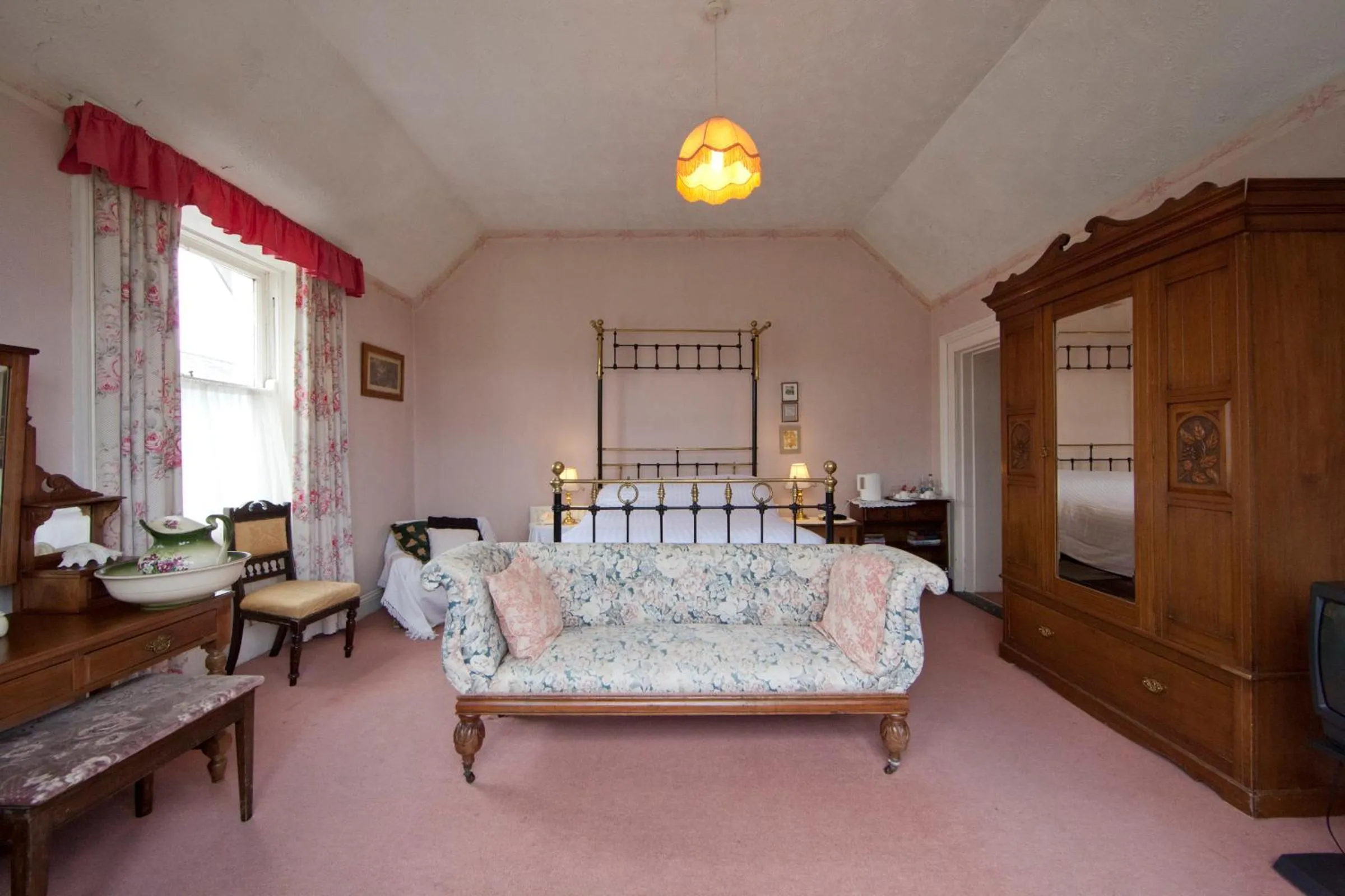 Photo of the whole room, Bed in Woodhill House