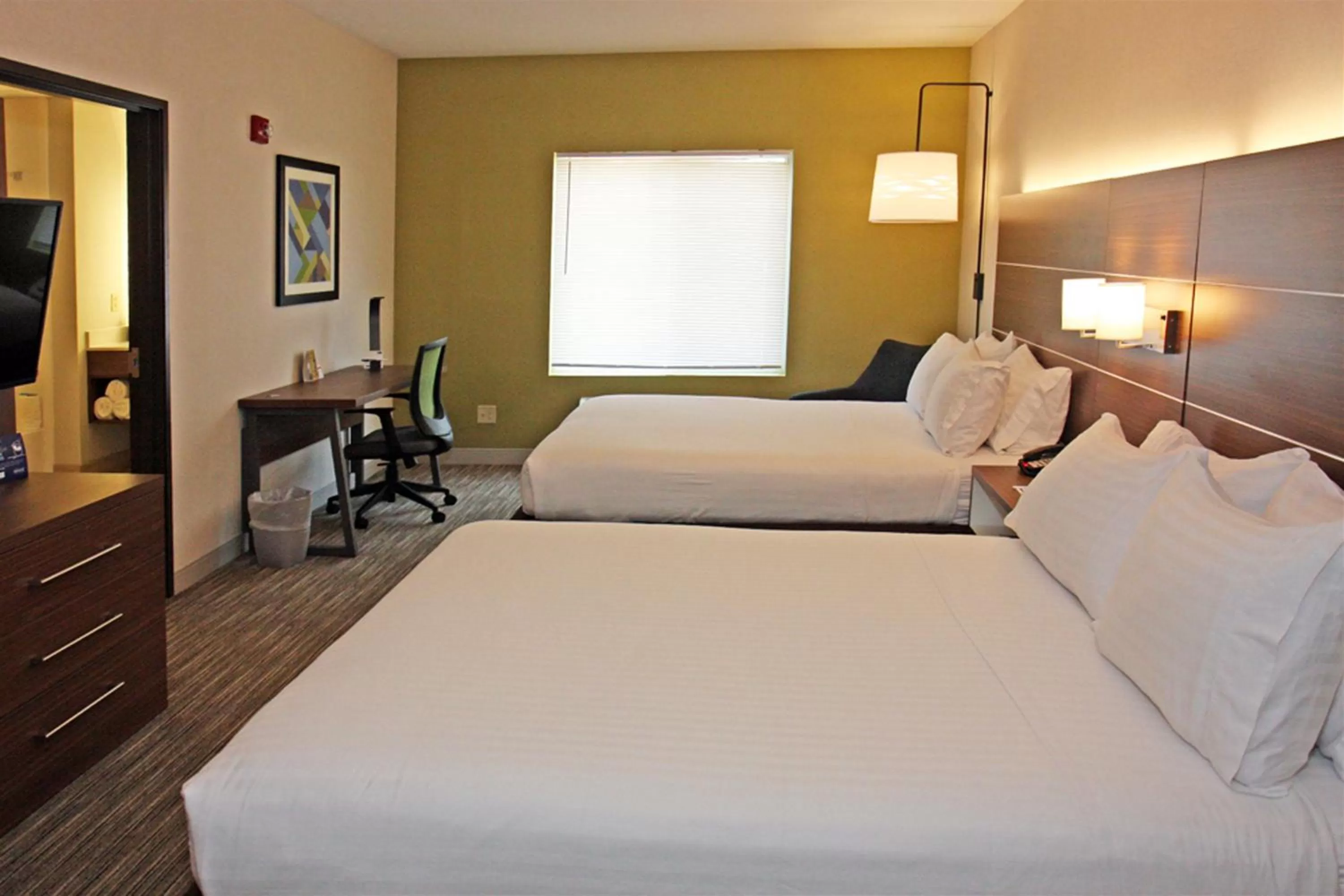 Photo of the whole room, Bed in Holiday Inn Express Branford-New Haven by IHG