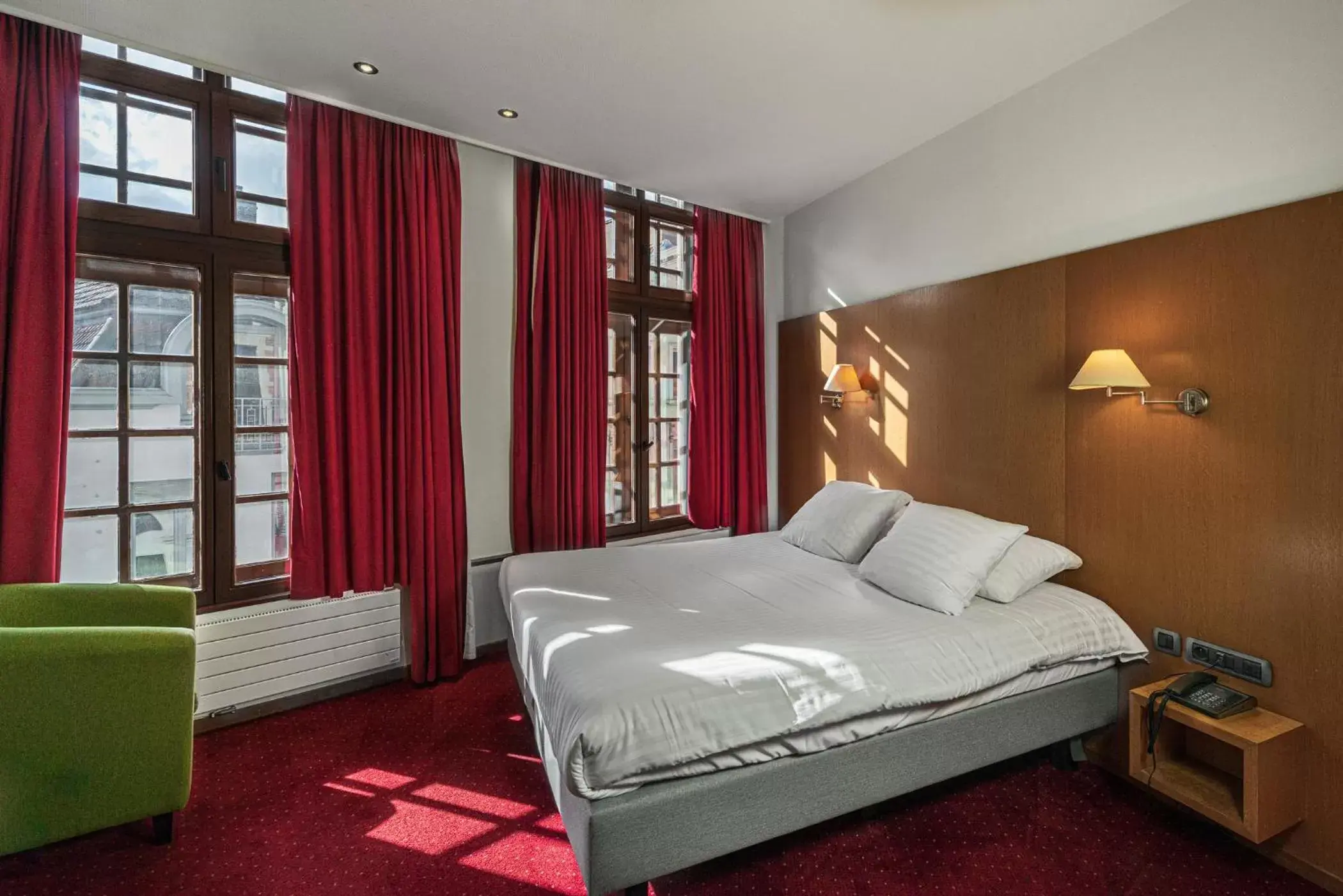 Photo of the whole room, Bed in Hotel Bourgoensch Hof