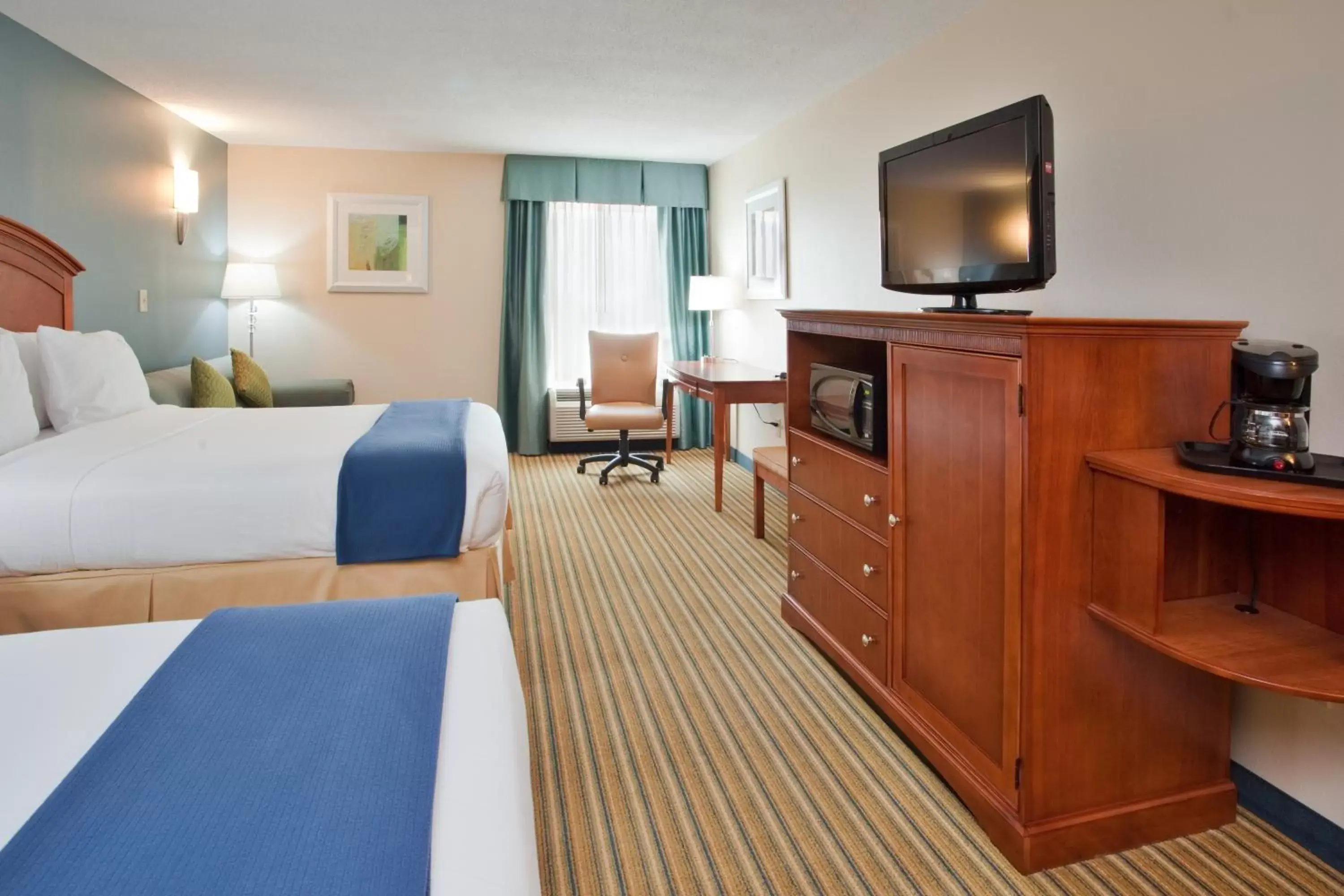 Photo of the whole room, Bed in Holiday Inn Express Hotel & Suites Fredericksburg, an IHG Hotel