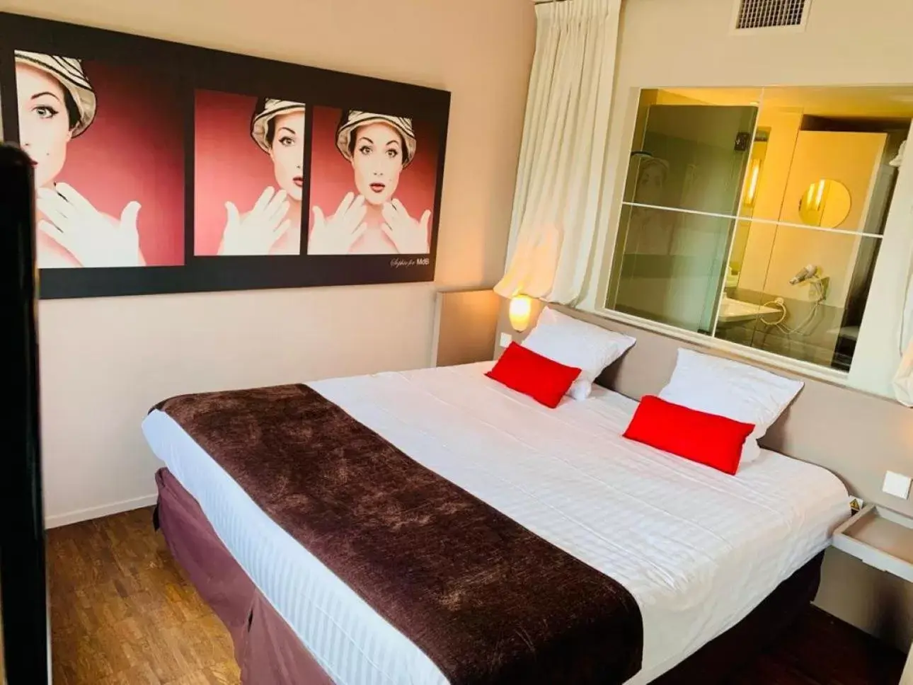 Bed in Standing Hotel Suites by Actisource Bed in Standing Hotel Suites by Actisource