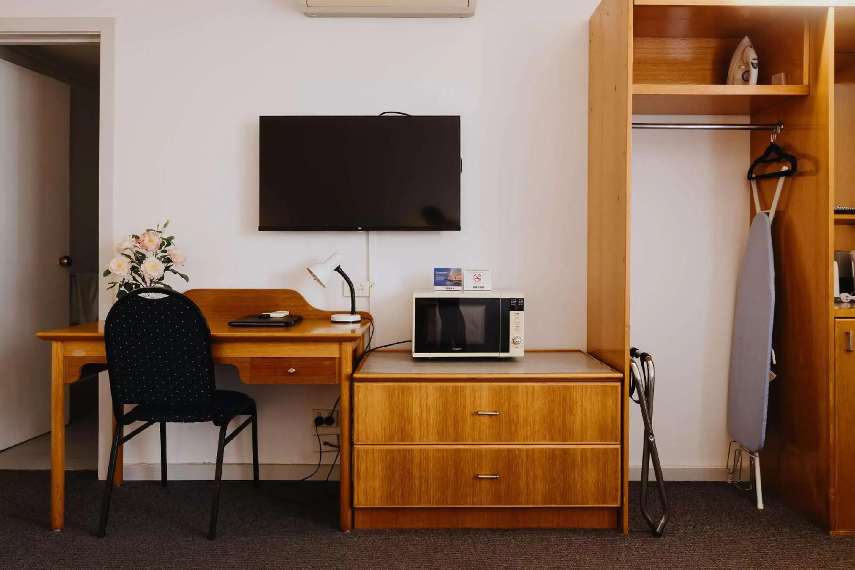 Bedroom, TV/Entertainment Center in Comfort Inn Traralgon