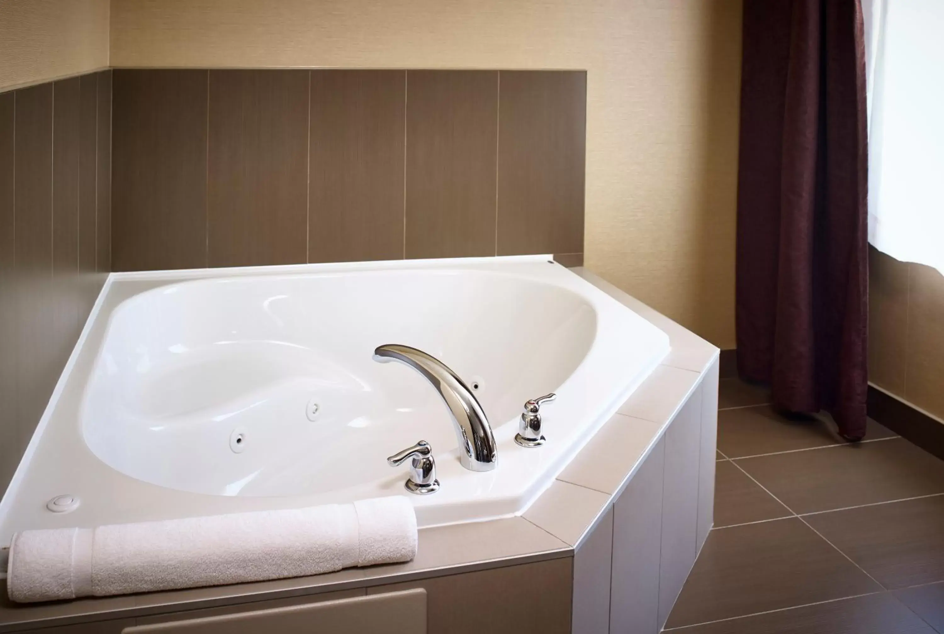 Photo of the whole room, Bathroom in Holiday Inn Express and Suites Timmins, an IHG Hotel