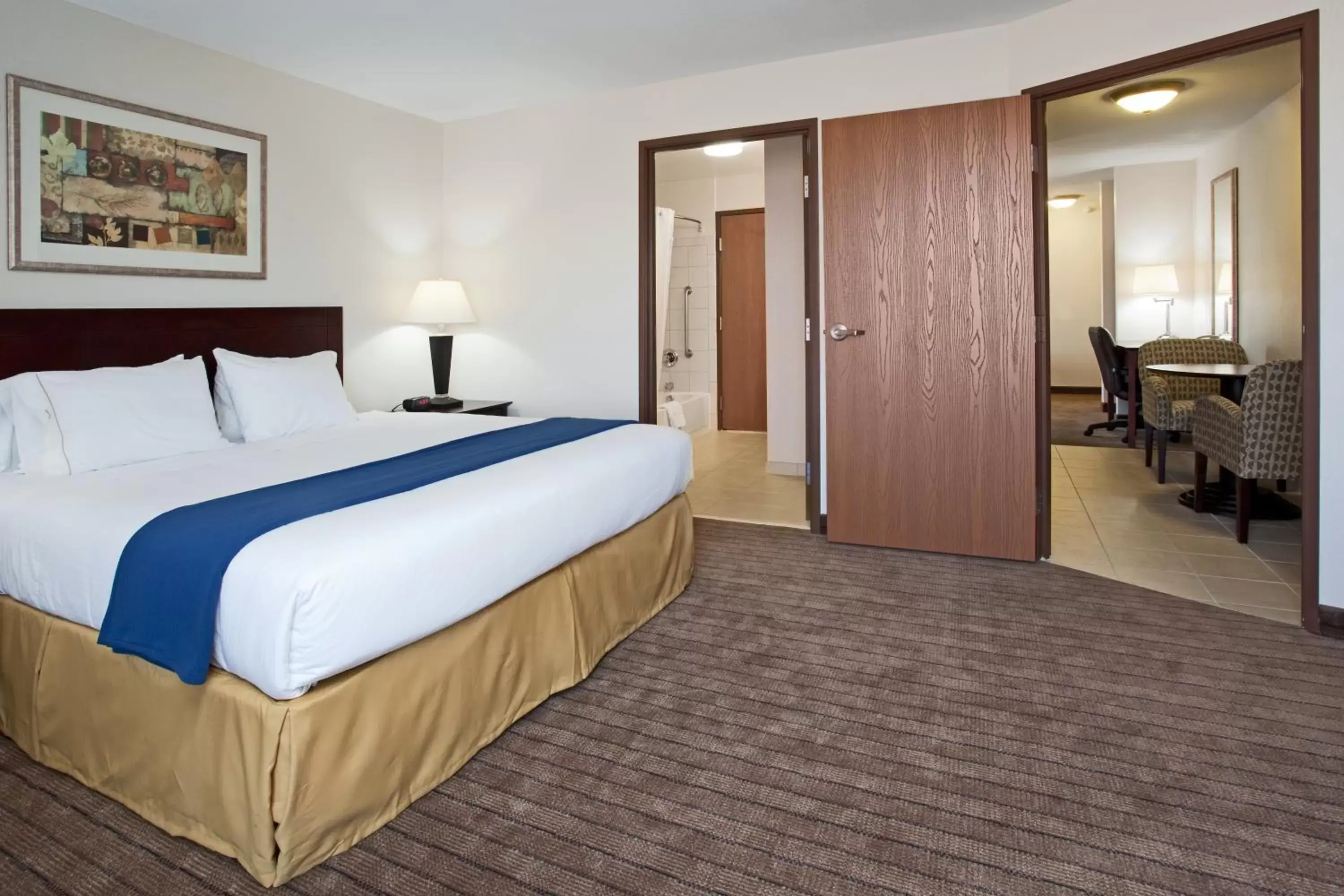 Bed in Holiday Inn Express & Suites Buffalo, an IHG Hotel