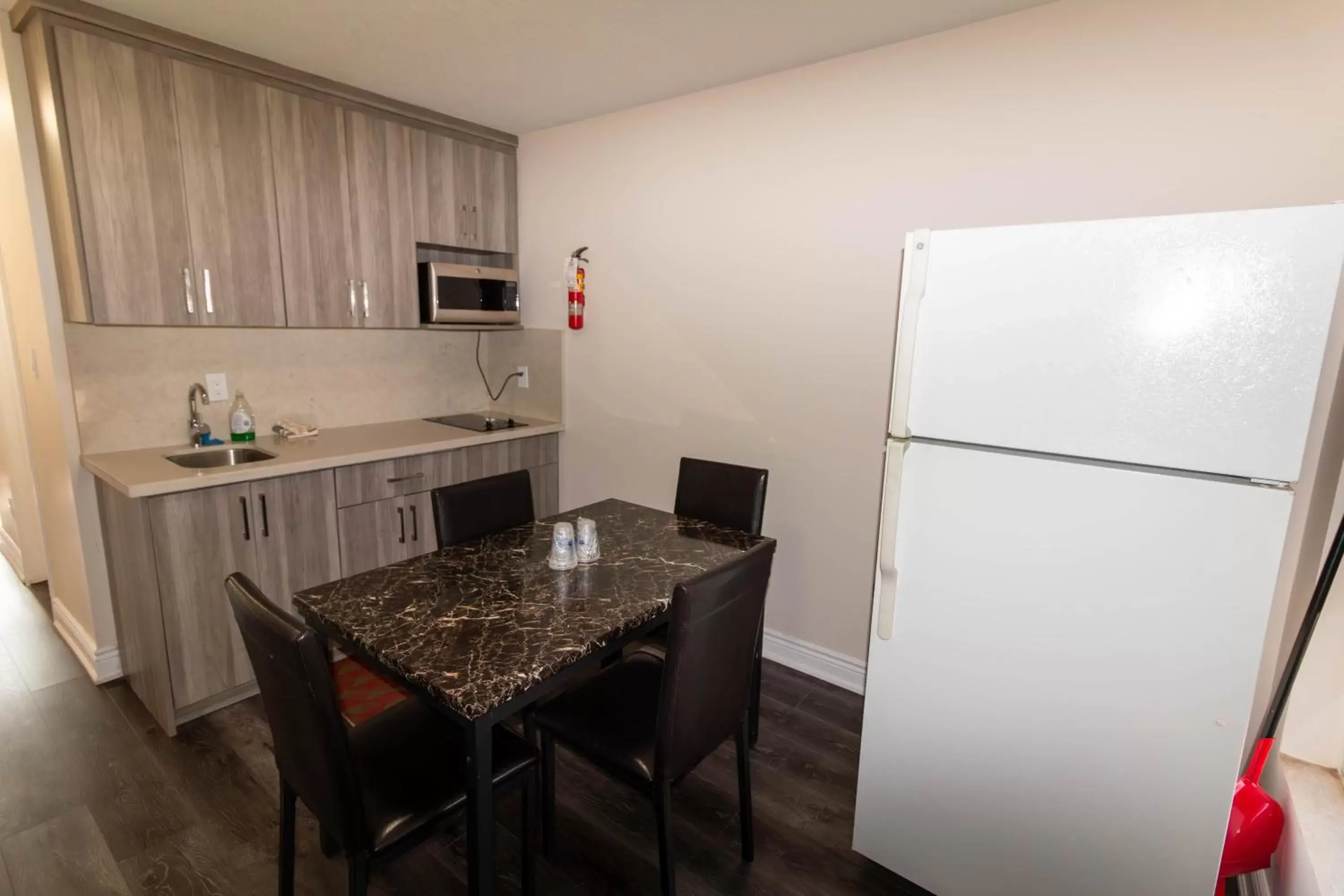 Kitchen/Kitchenette in Borden Inn and Suites