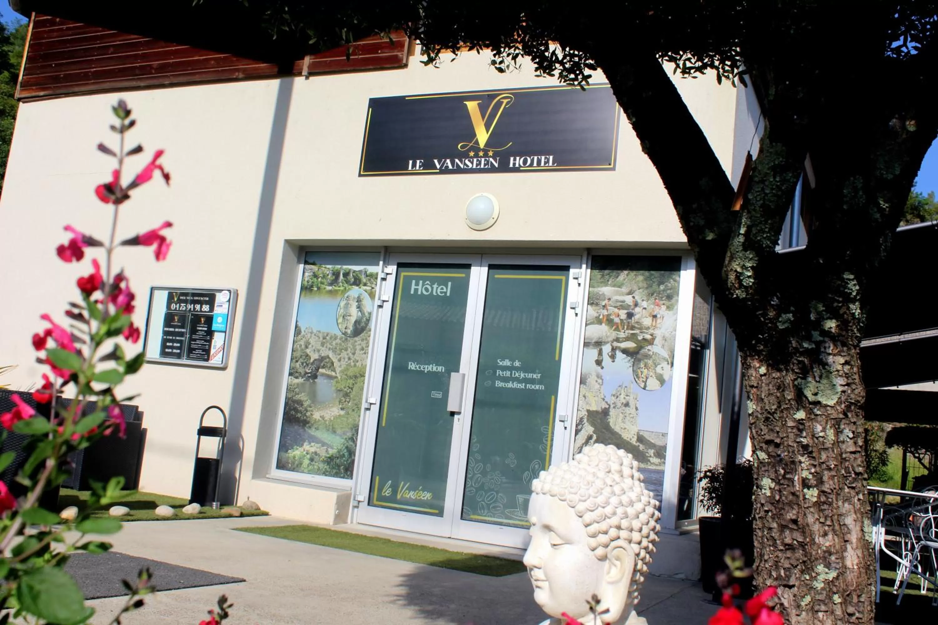 Facade/entrance in Hotel Le Vanséen