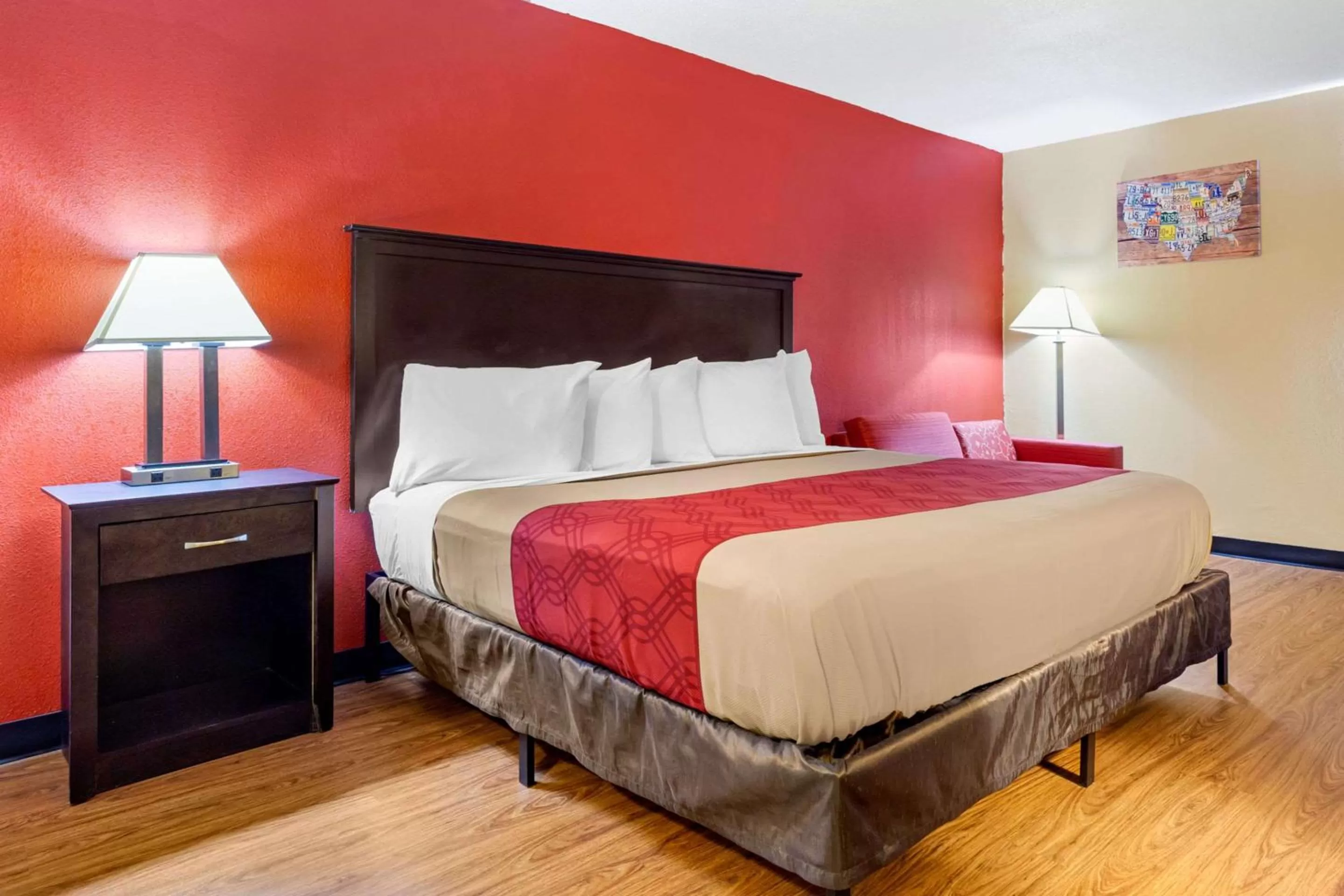 Photo of the whole room, Bed in Econo Lodge Burlington I-40