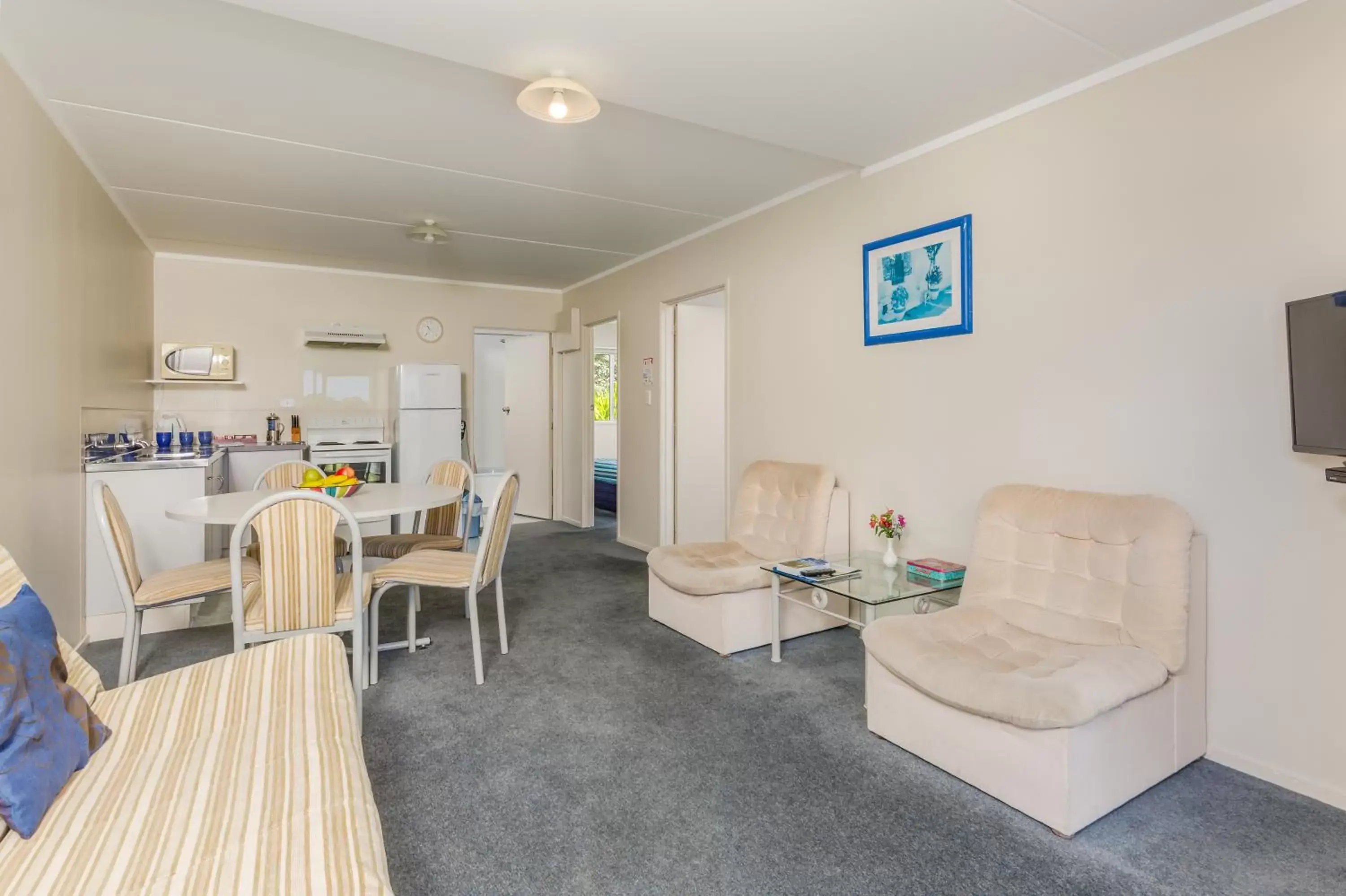 TV and multimedia, Seating Area in Aloha Seaview Resort Motel