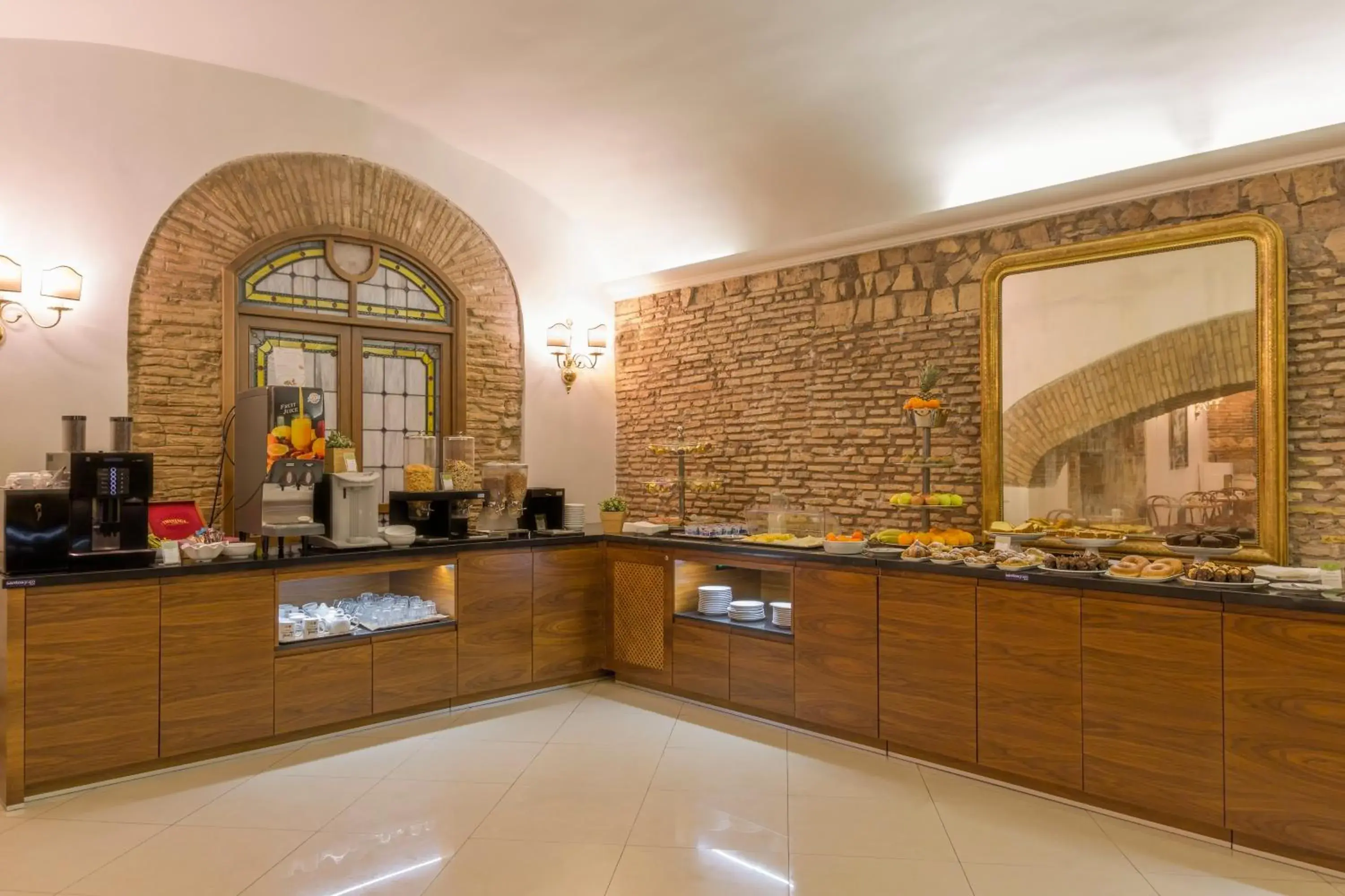 Buffet breakfast in Hotel Della Torre Argentina