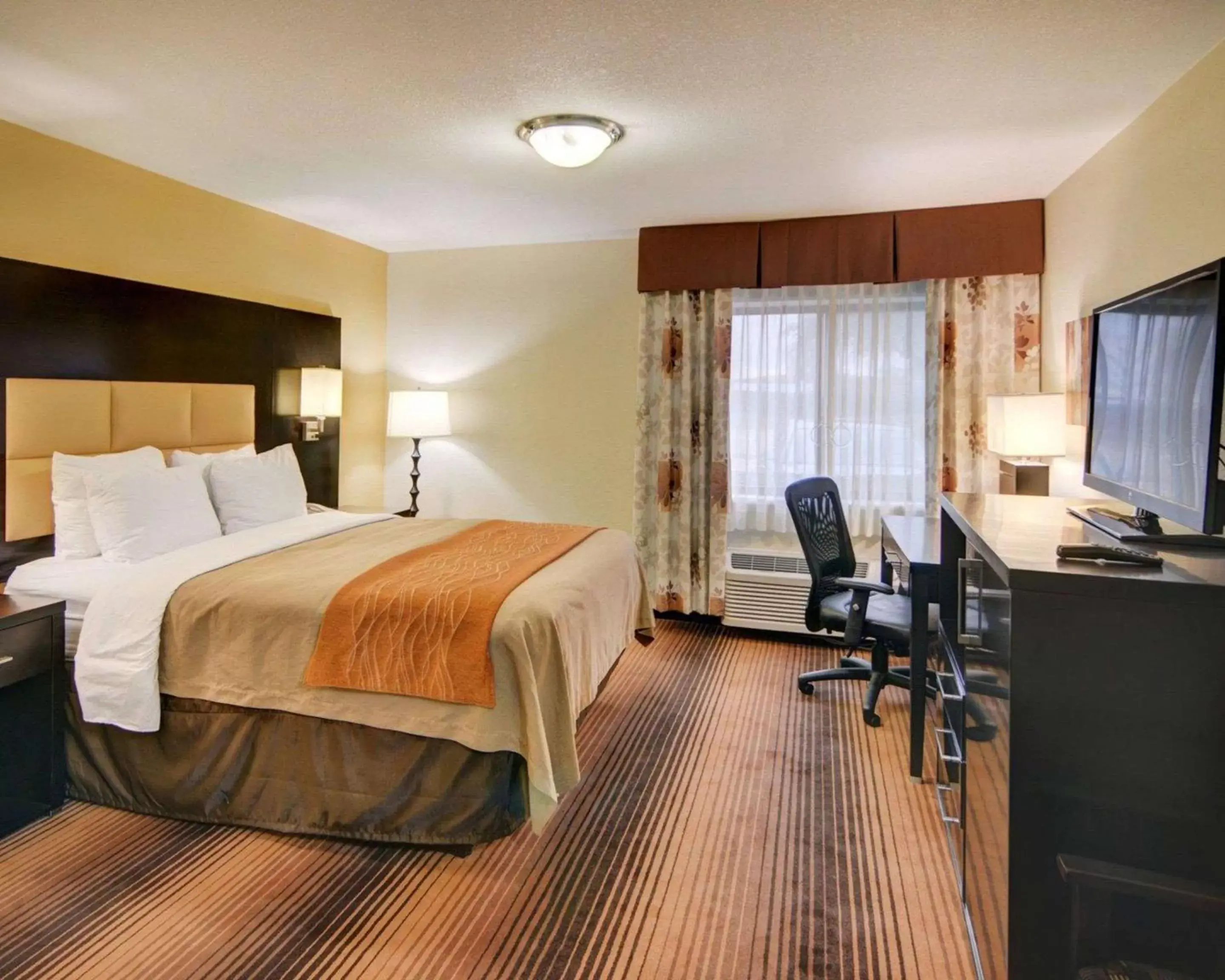 Photo of the whole room in Comfort Inn Grapevine Near DFW Airport