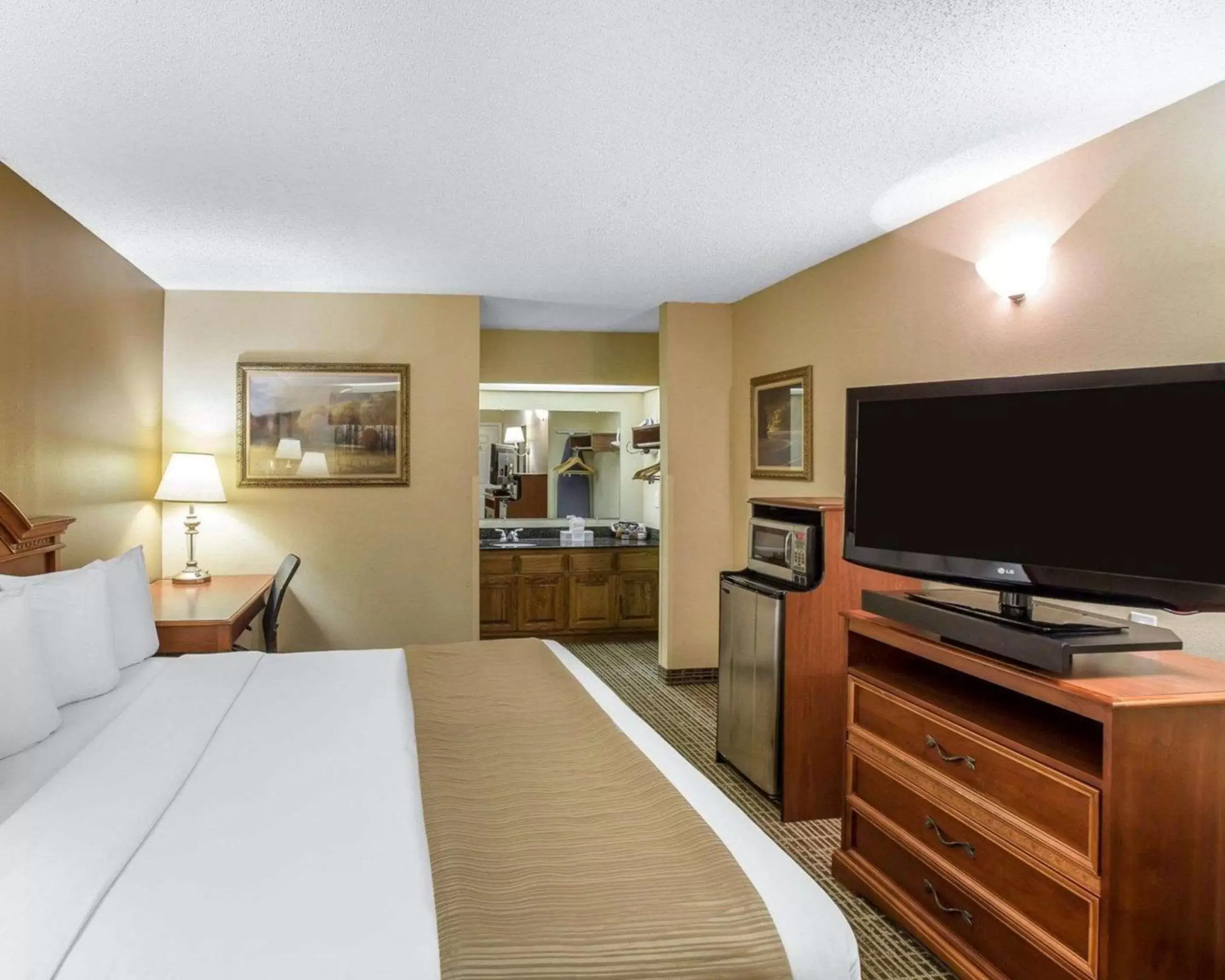 Photo of the whole room, TV/Entertainment Center in Quality Inn Carrollton