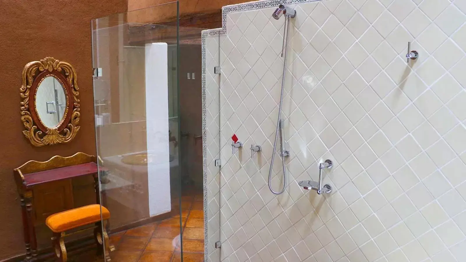 Shower, Bathroom in Hacienda Ucazanaztacua