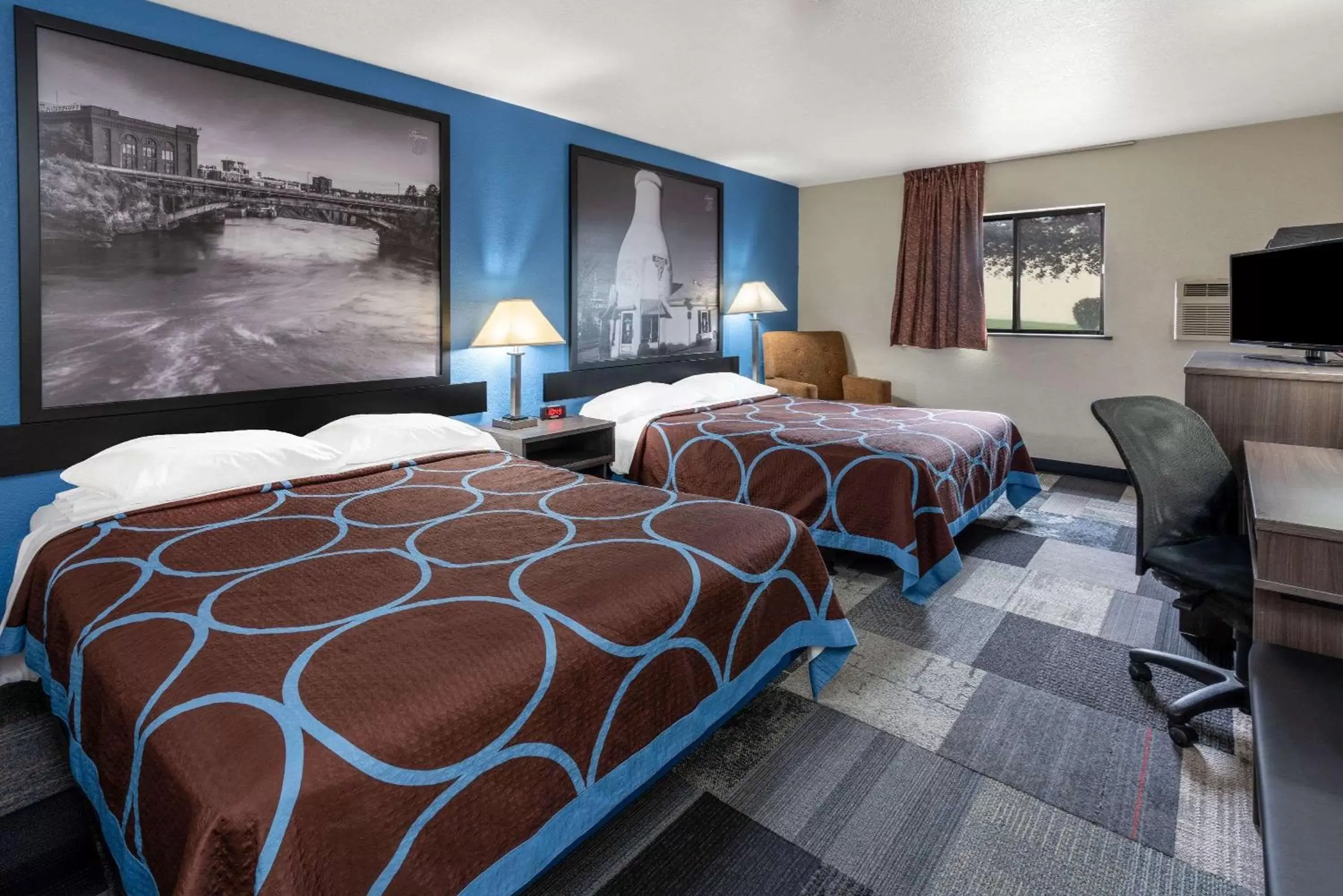 Photo of the whole room, Bed in Super 8 by Wyndham Spokane Valley