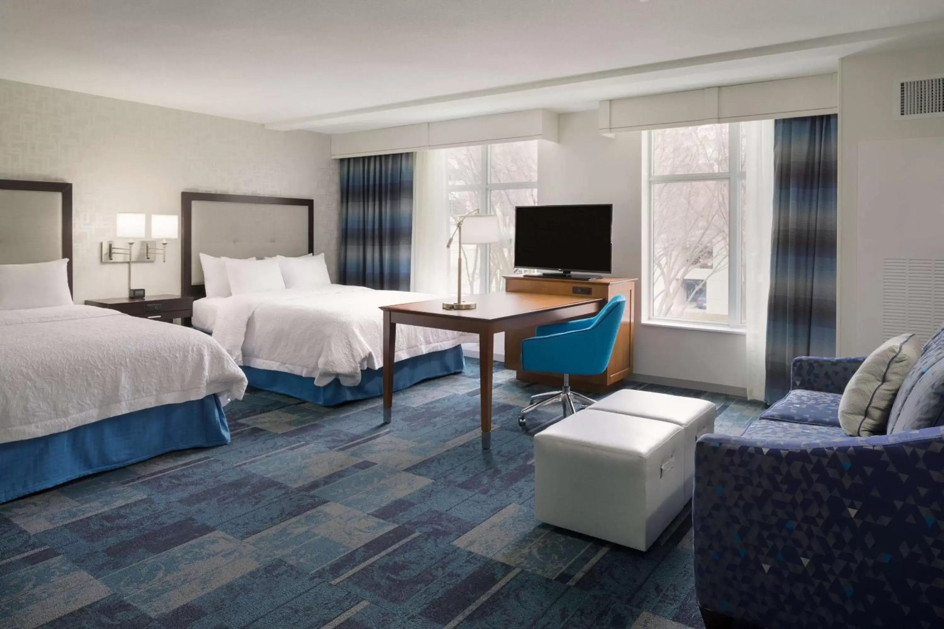 Bed in Hampton Inn & Suites Rosemont Chicago O'Hare