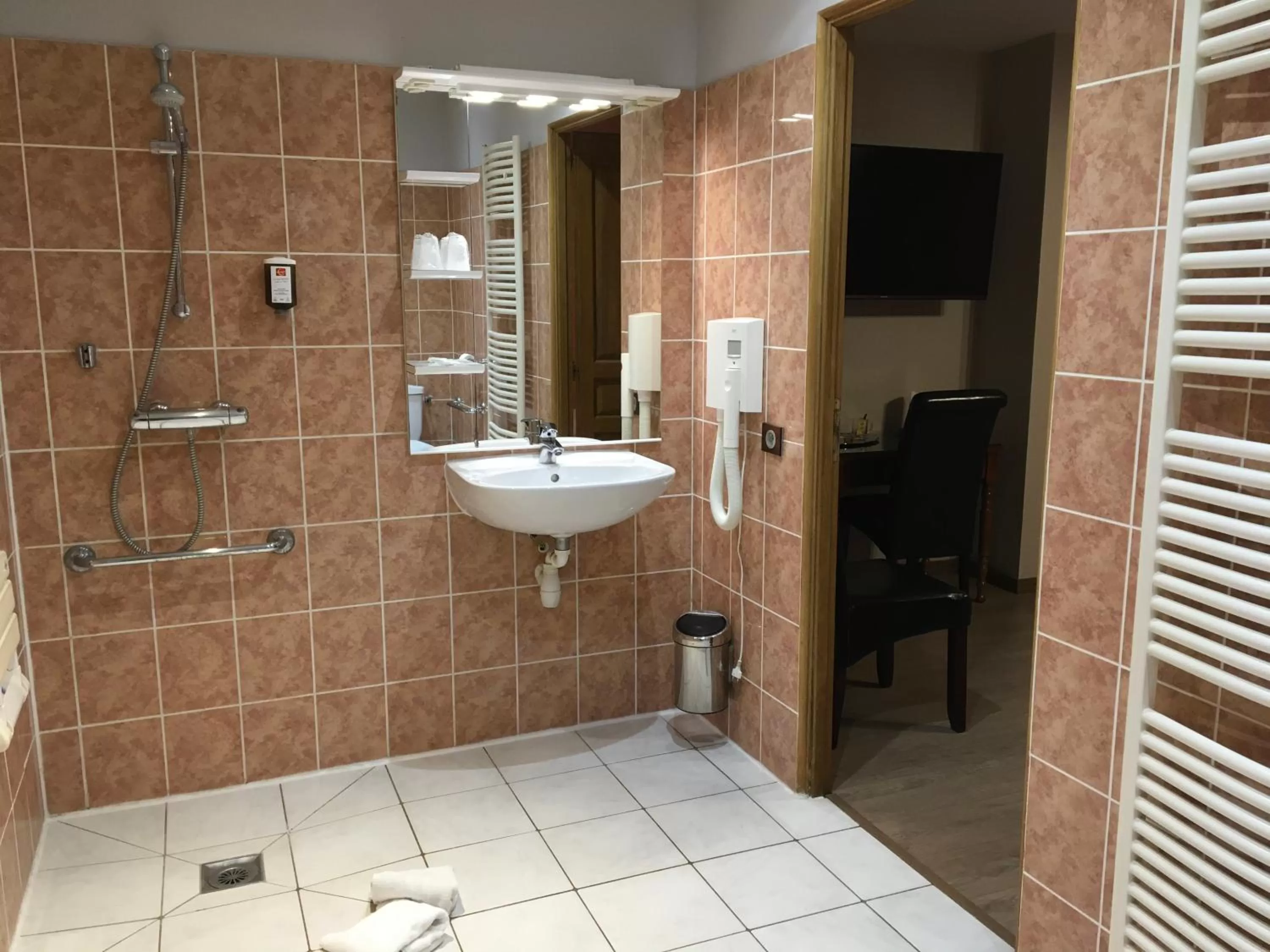 Bathroom in Hôtel & Appartements Le Florence