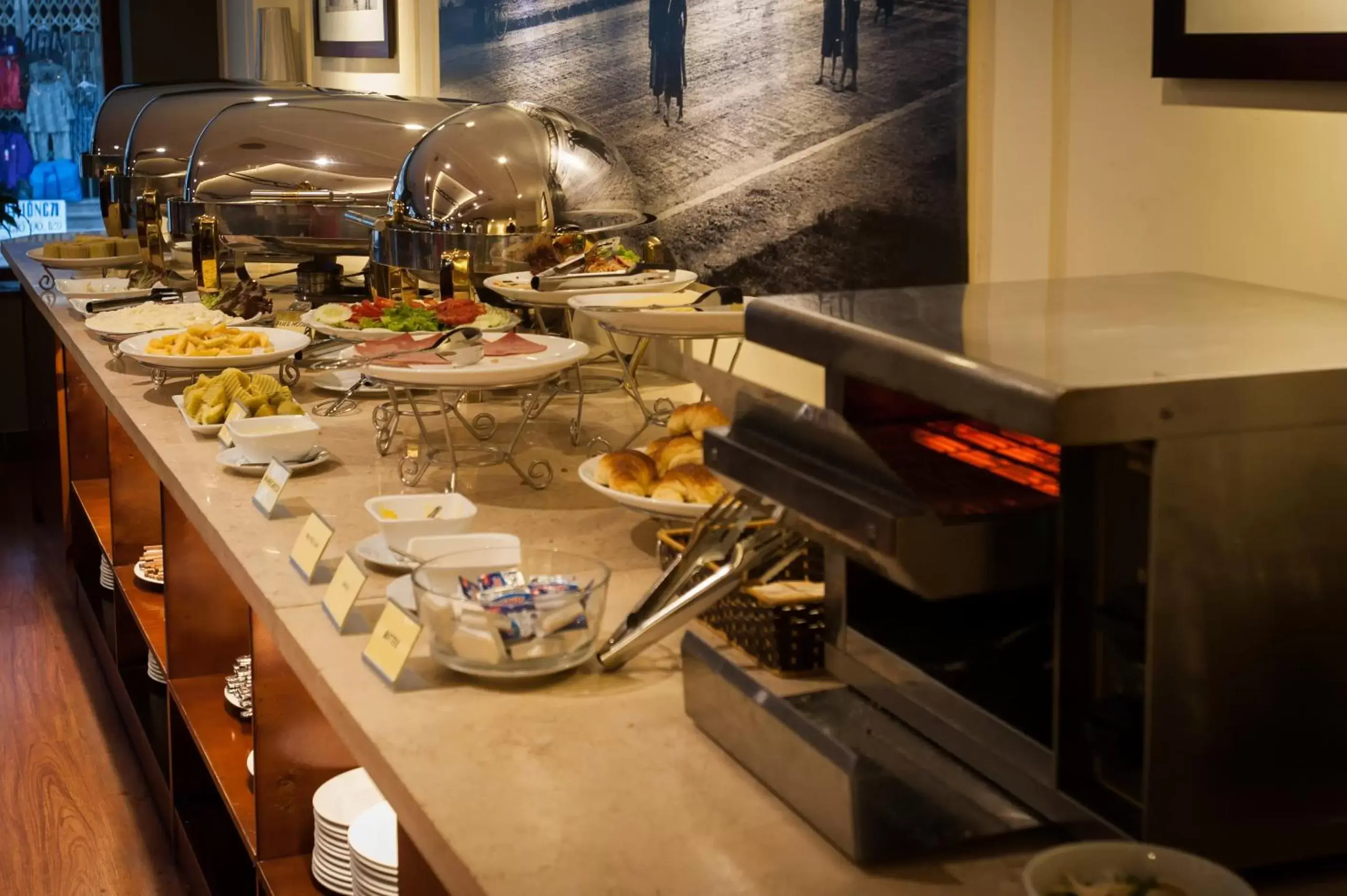 Restaurant/places to eat, BBQ Facilities in Mon Regency Hotel Restaurant/places to eat, BBQ Facilities in Mon Regency Hotel