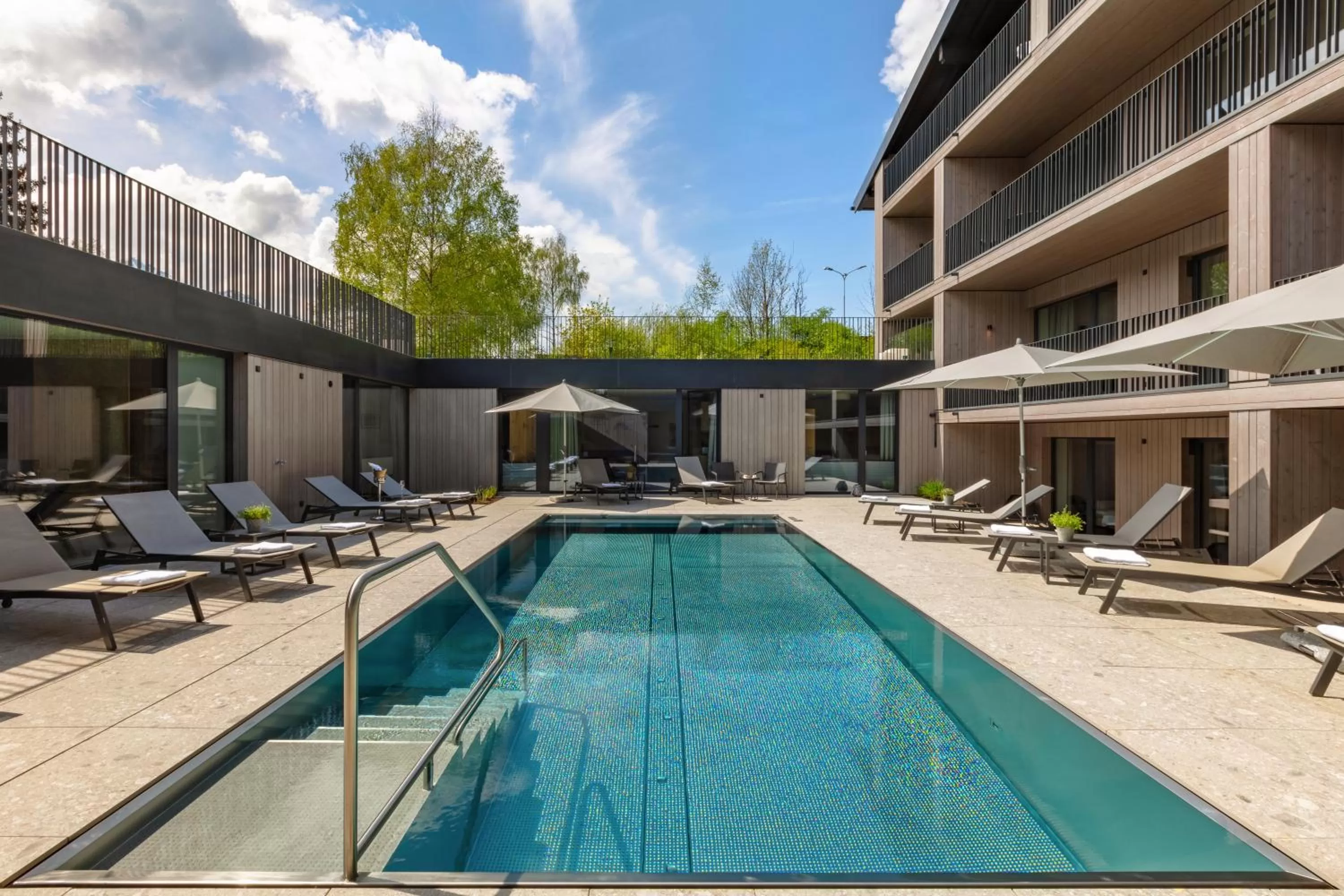 Swimming pool in Emma Deluxe Aparthotel direkt beim Skibus