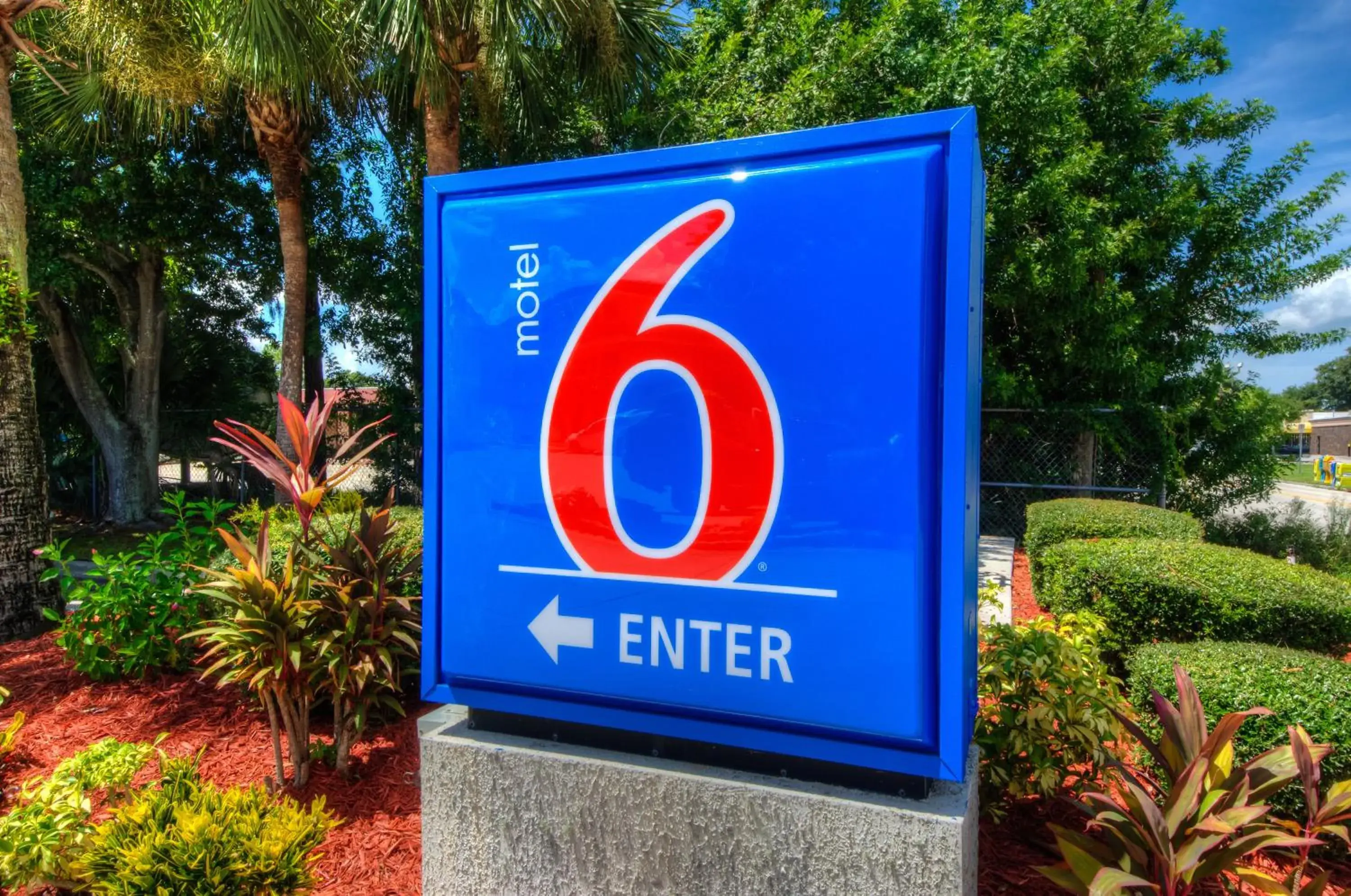 Facade/entrance, Property Logo/Sign in Motel 6-Bradenton, FL