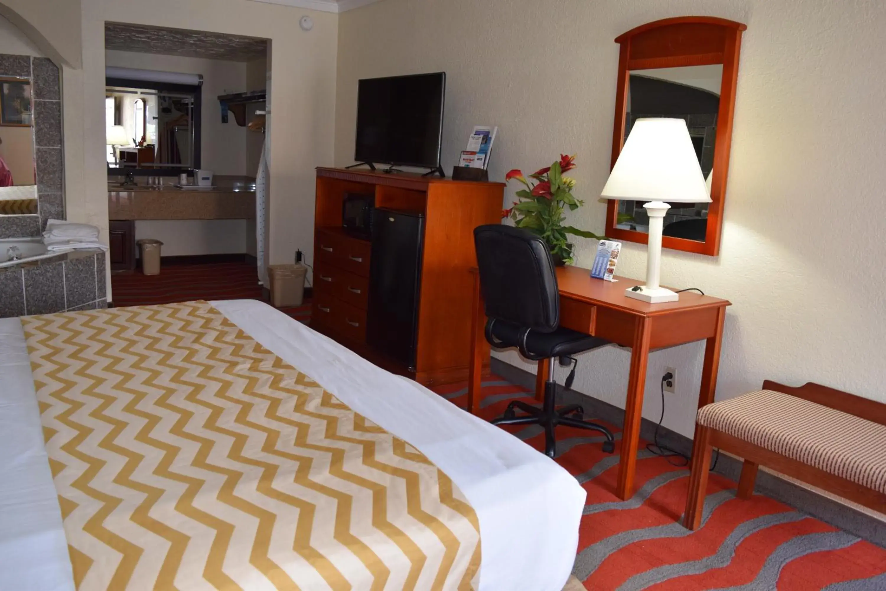 TV and multimedia, Bed in Travelodge Inn & Suites by Wyndham Norman