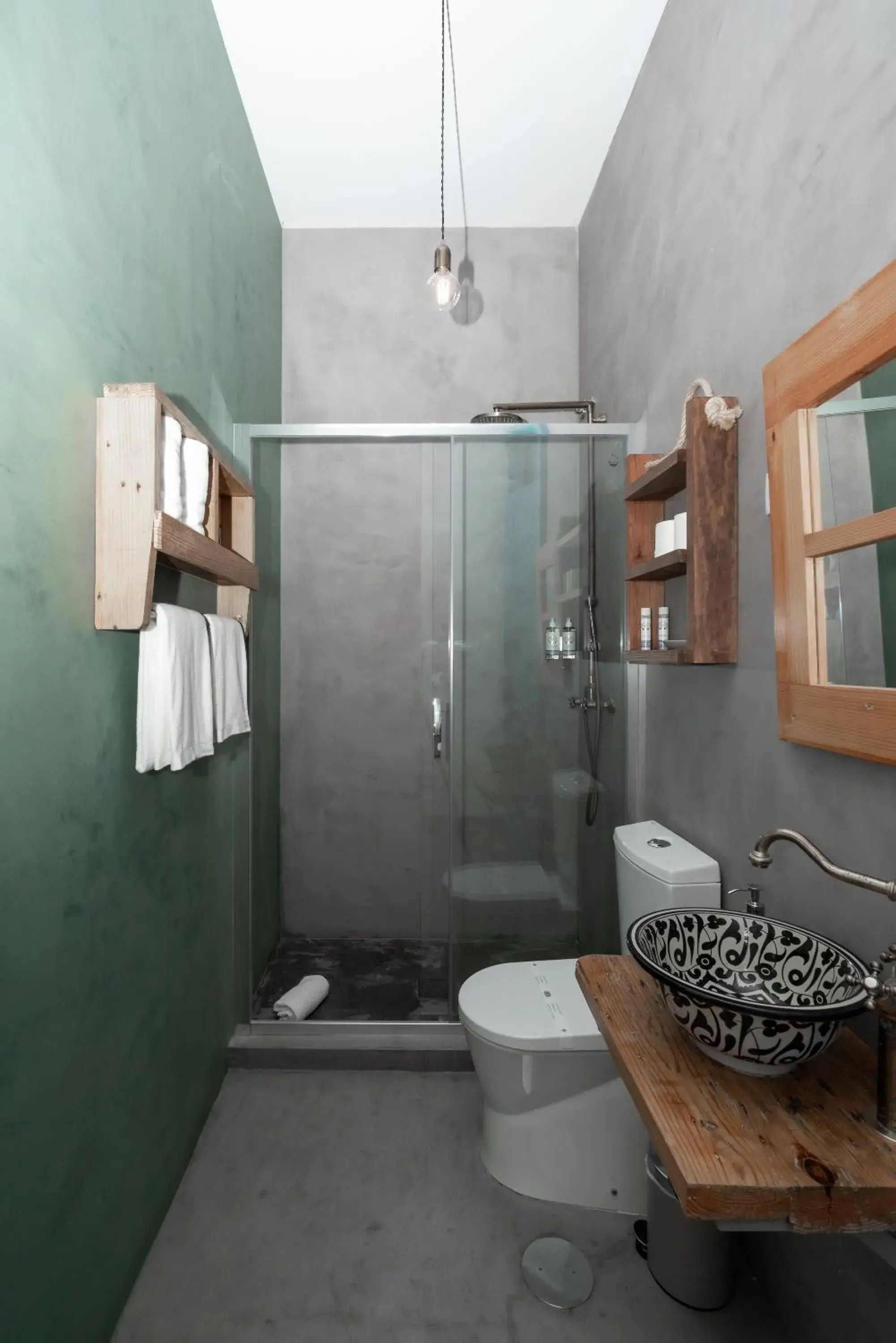 Shower, Bathroom in Des Arts Hostel and Suites
