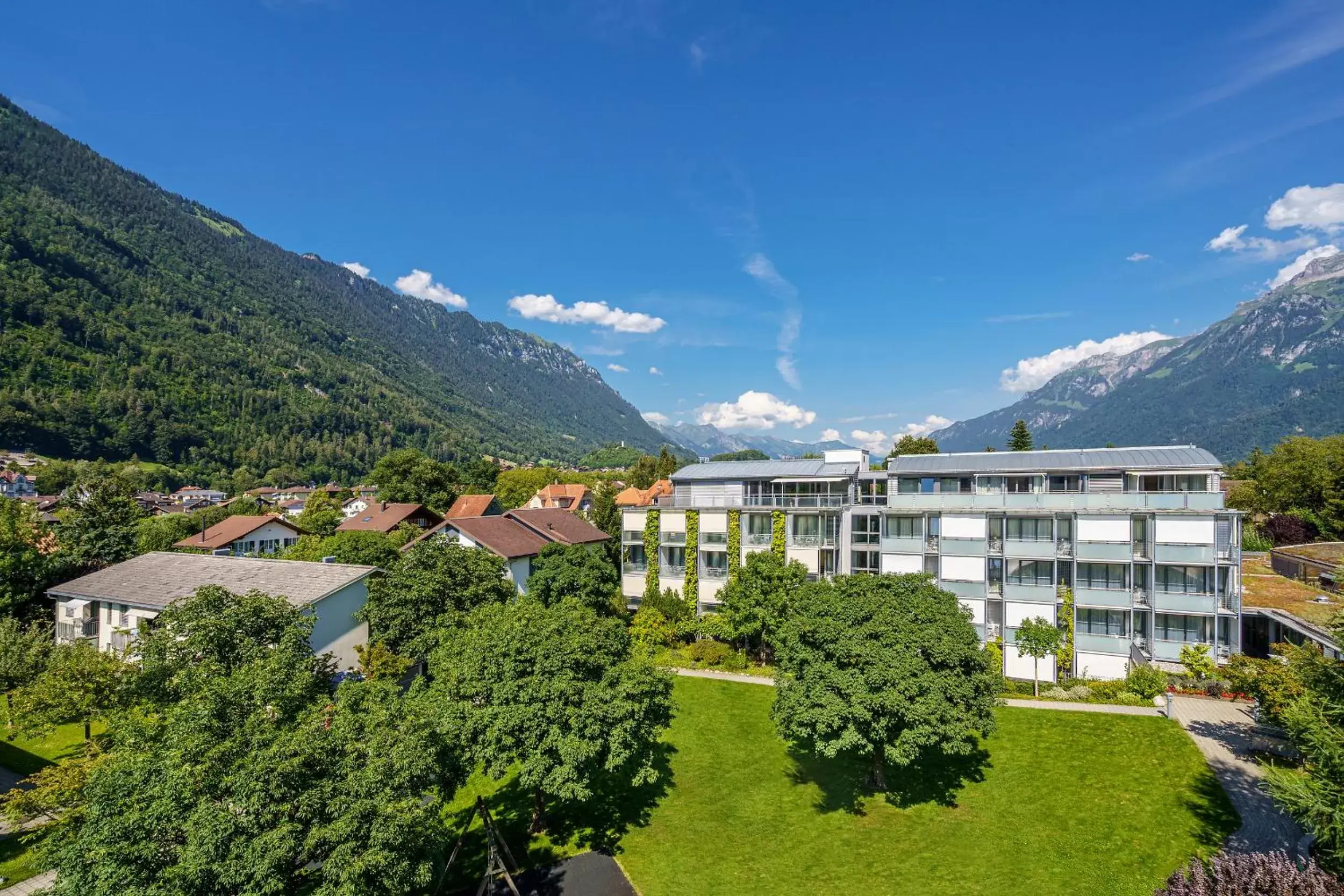 Facade/entrance, Property Building in Hotel Artos Interlaken