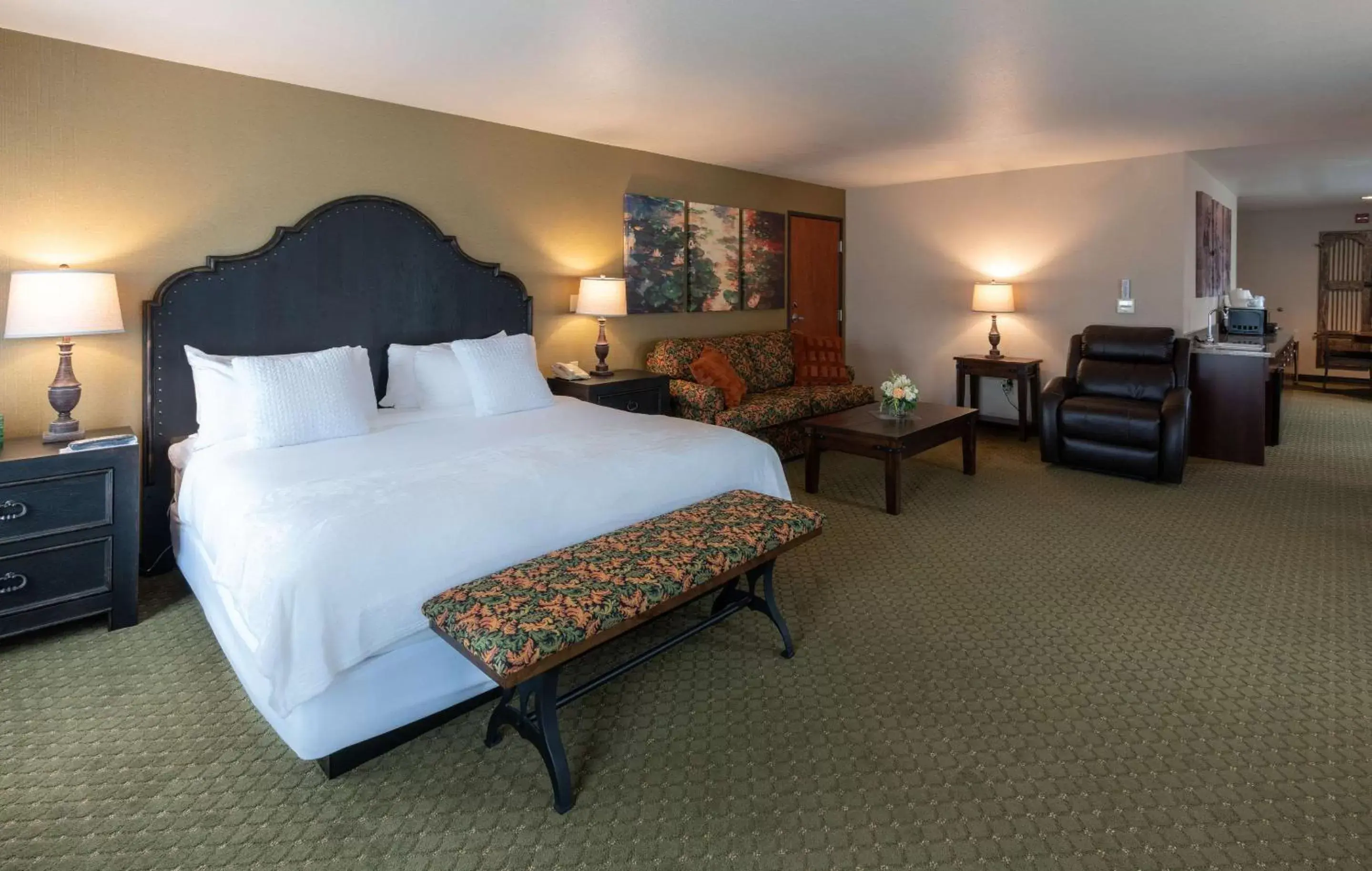 Photo of the whole room, Bed in Gold Miners Inn, Ascend Hotel Collection