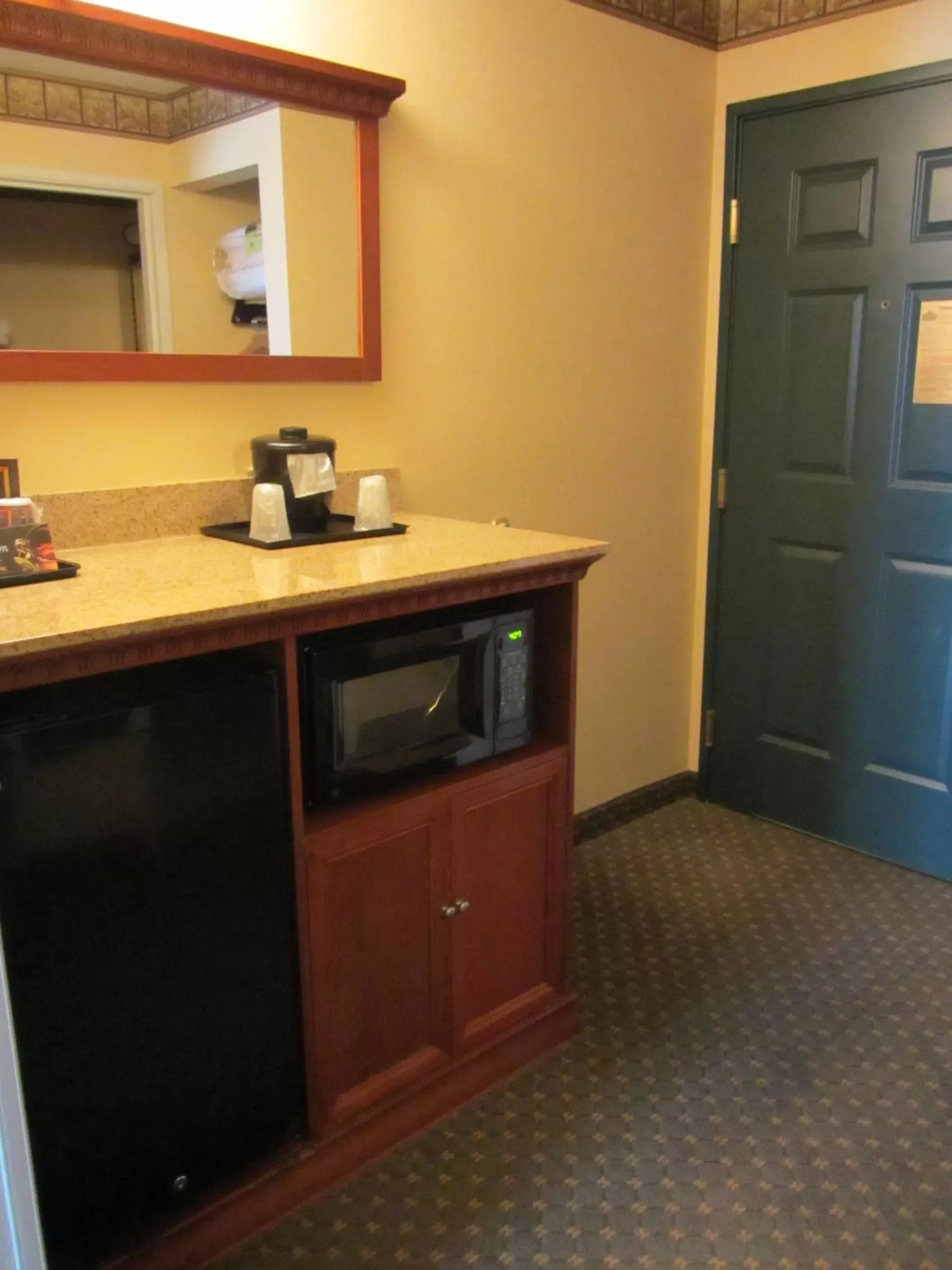 Coffee/tea facilities, Kitchen/Kitchenette in Country Inn & Suites by Radisson, Amarillo I-40 West, TX