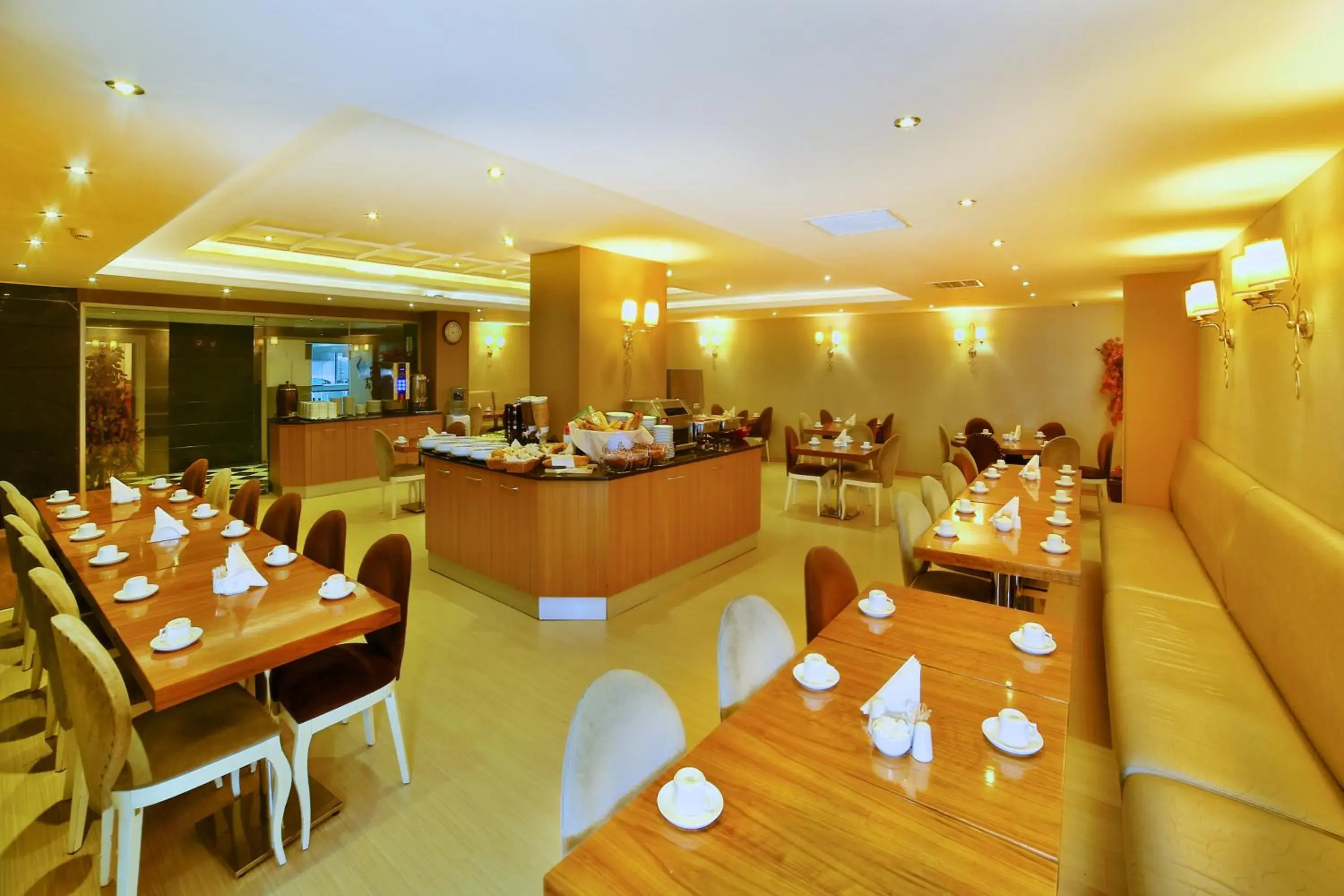 Restaurant/Places to Eat in Grand Emin Hotel
